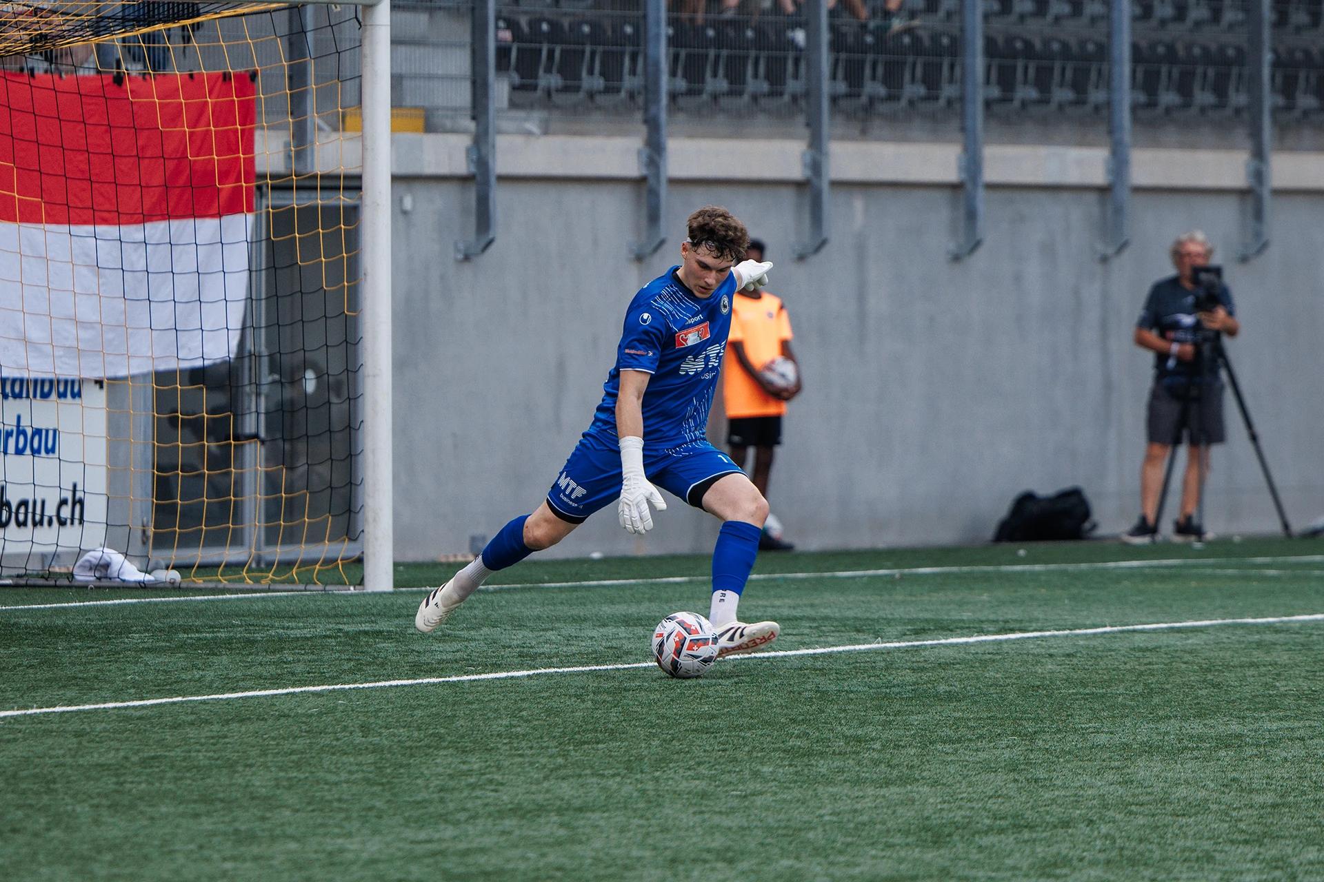 Damian Corbisiero Torwart der SV Schaffhausen beim Abstoß.