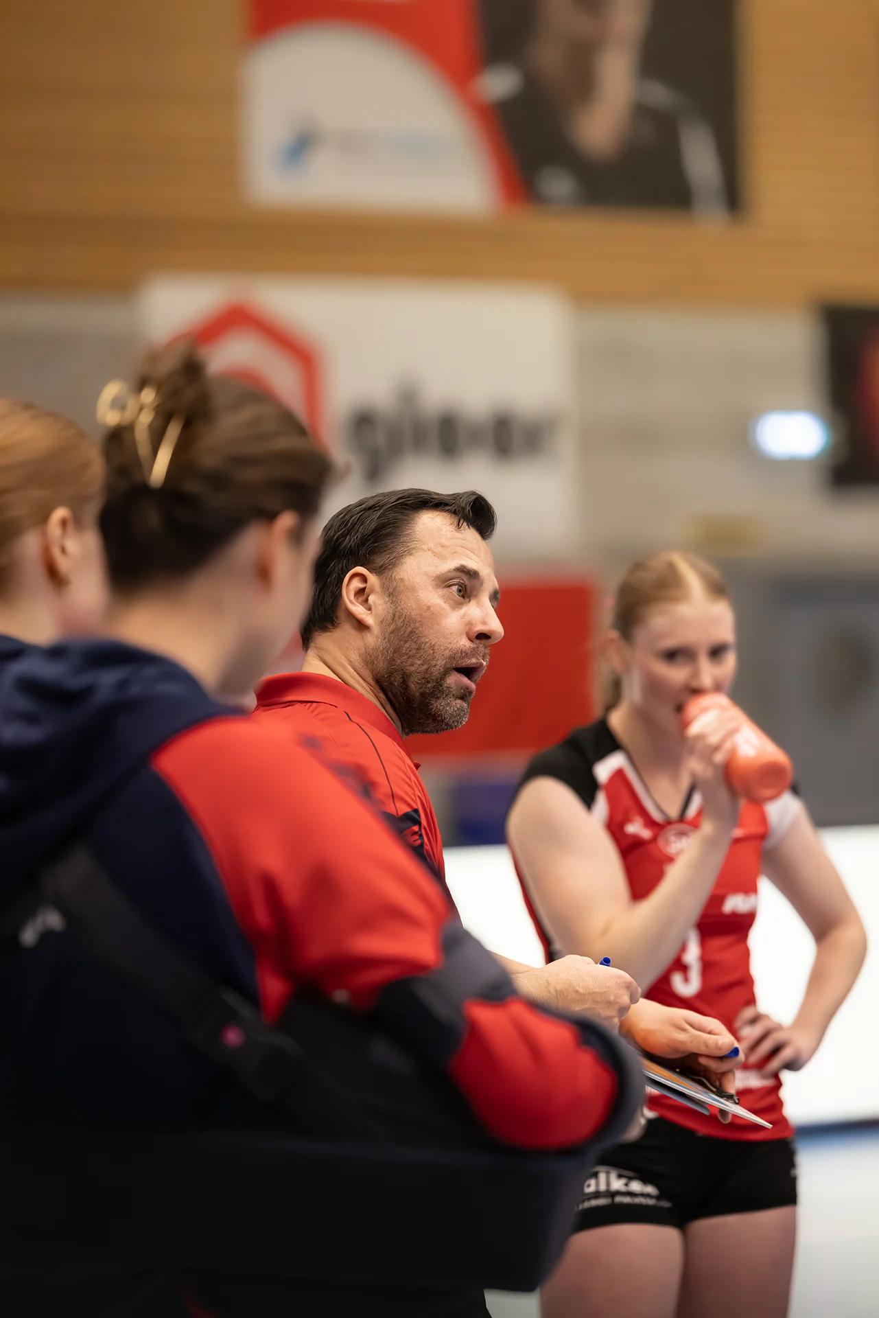 Nick Neubauer beim NLA-Frauen-Spiel VC Kanti Schaffhausen gegen Viteos NUC.
