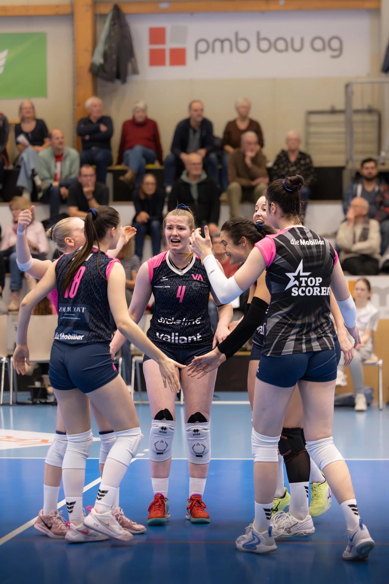 Fiona Licka (NLZ Volleyball Academy Zürich) im Außenangriff, NLA-Frauen-Spiel gegen VC Kanti Schaffhausen.