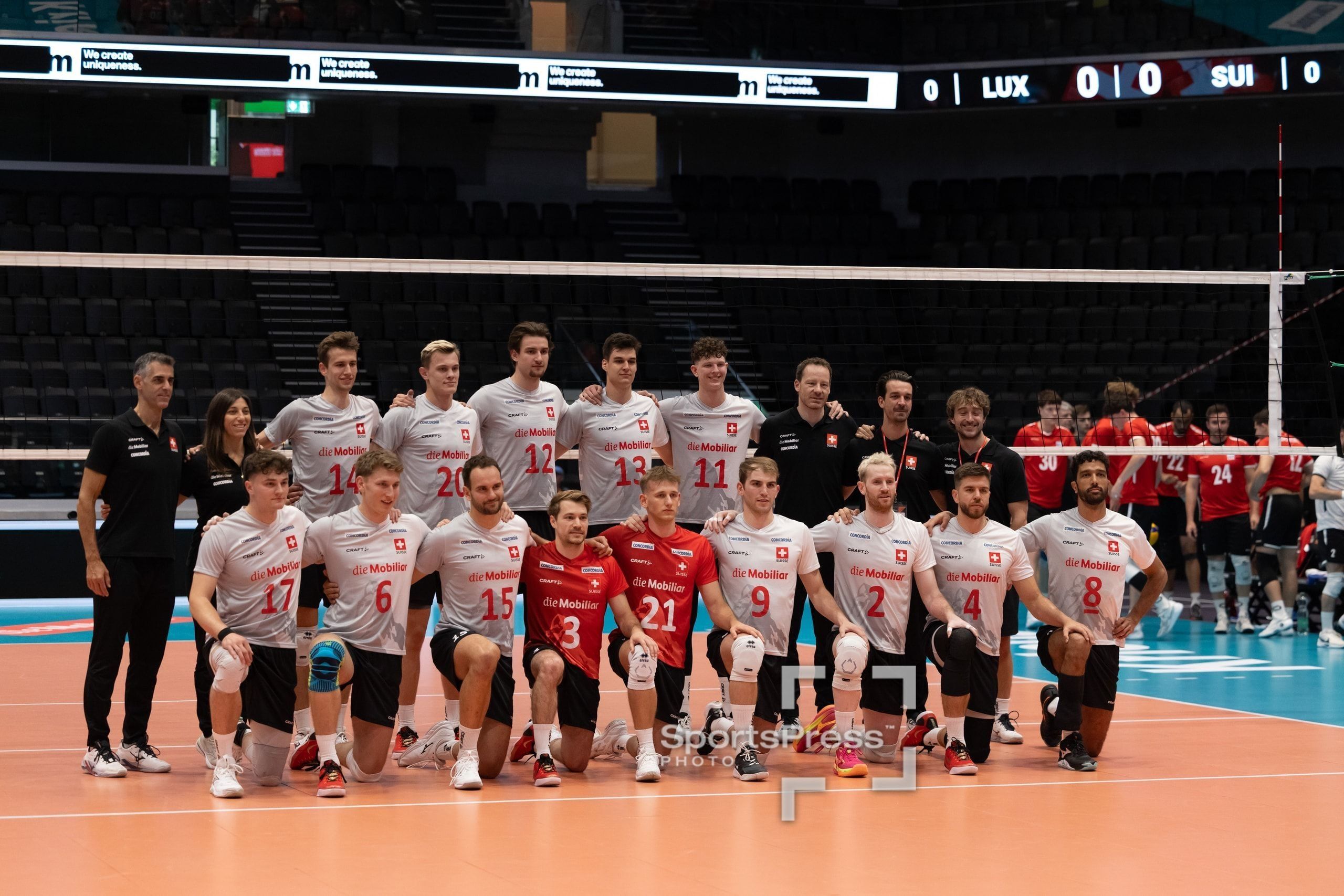 Mannschaftsfoto des Schweizer Nationalteams, beim Spiel der CEV Volleyball European League gegen Luxemburg in der Pilatus Arena in Kriens.