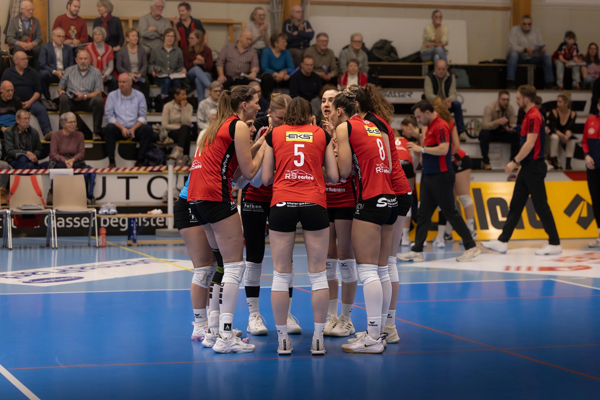 VC Kanti Schaffhausen - Spielerinnenkreis. NLA-Frauen-Spiel: VC Kanti Schaffhausen gegen NLZ Volleyball Academy Zürich.