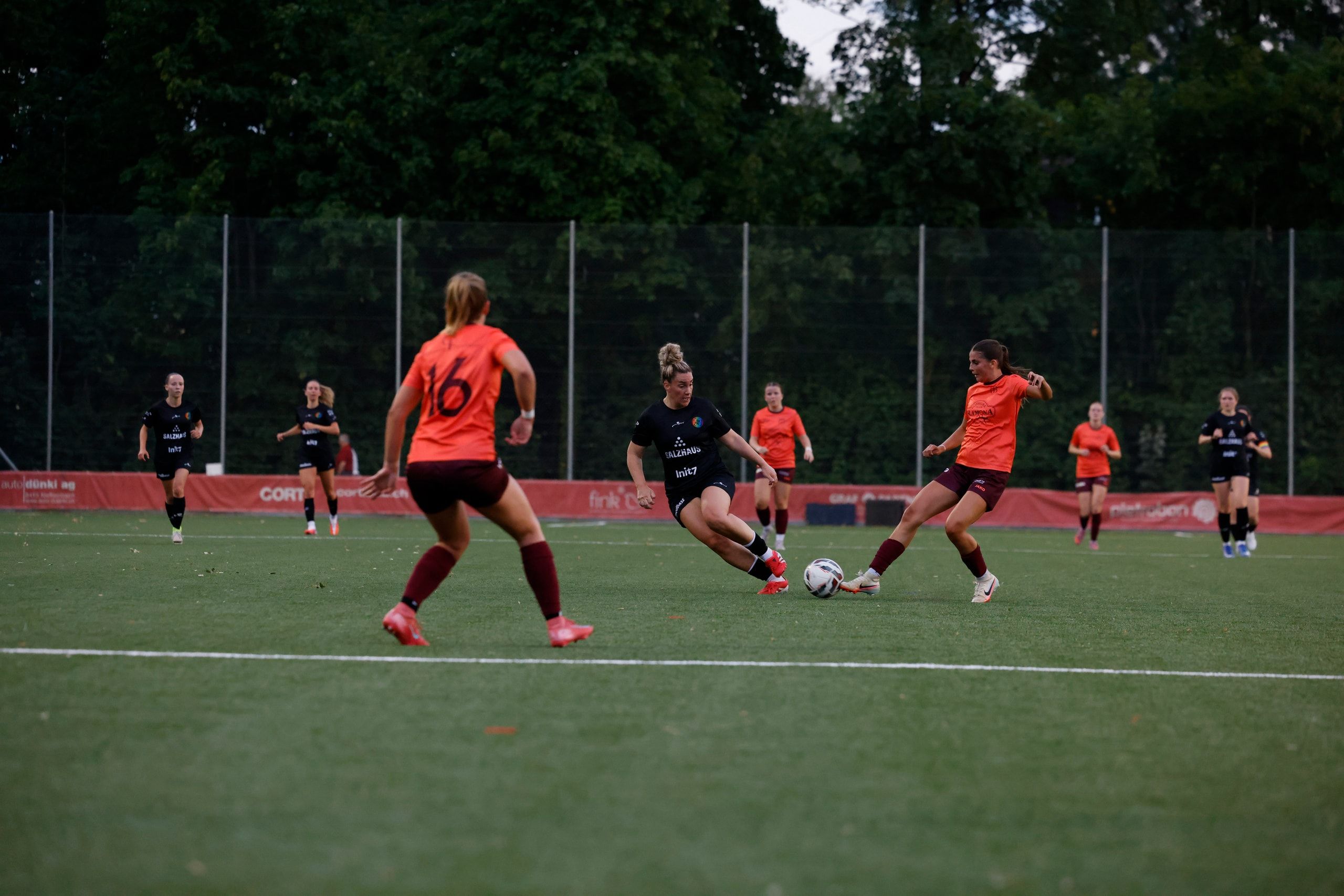 Fabienne Brändle von FF Toggenburg und Raika Chakir vom FC Winterthur im Zweikampf, beim Vorbereitungsspiel im Stadion Schützenwiese.