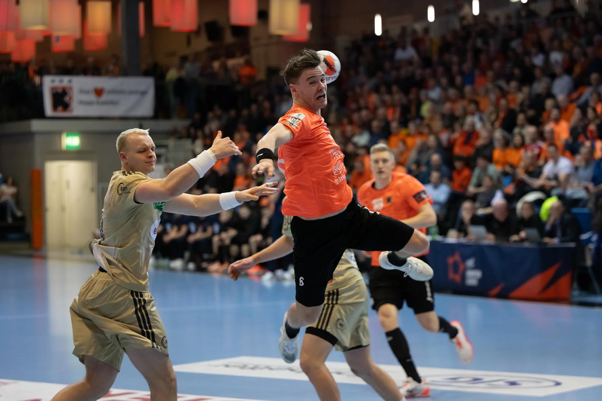 Odinn Rikhardsson (Kadetten Schaffhausen) am rechten Flügel, EHF-European-League-Spiel gegen TSV Hannover-Burgdorf.