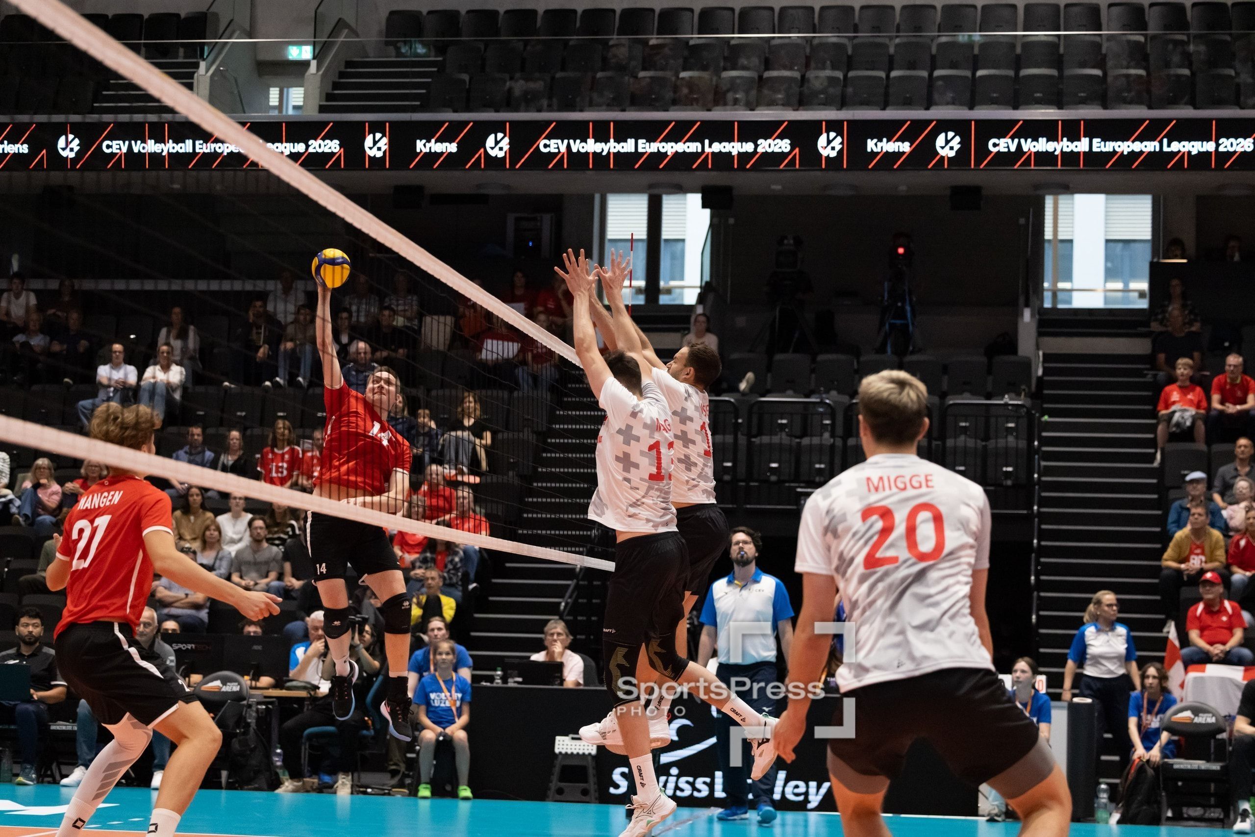 Chris Zuidberg von Luxemburg greift gegen den Doppelblock von Simon Maag und Julian Weisigk aus der Schweiz an, in der Pilatus Arena in Kriens.