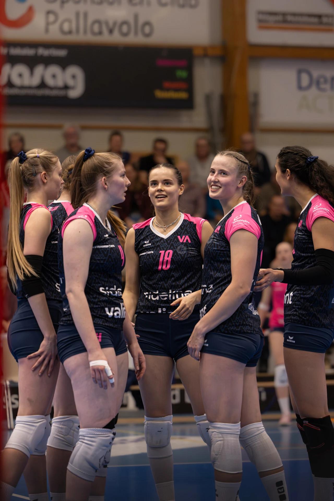 NLZ Volleyball Academy Zürich - Spielerinnenkreis. NLA-Frauen-Spiel: VC Kanti Schaffhausen gegen NLZ Volleyball Academy Zürich.