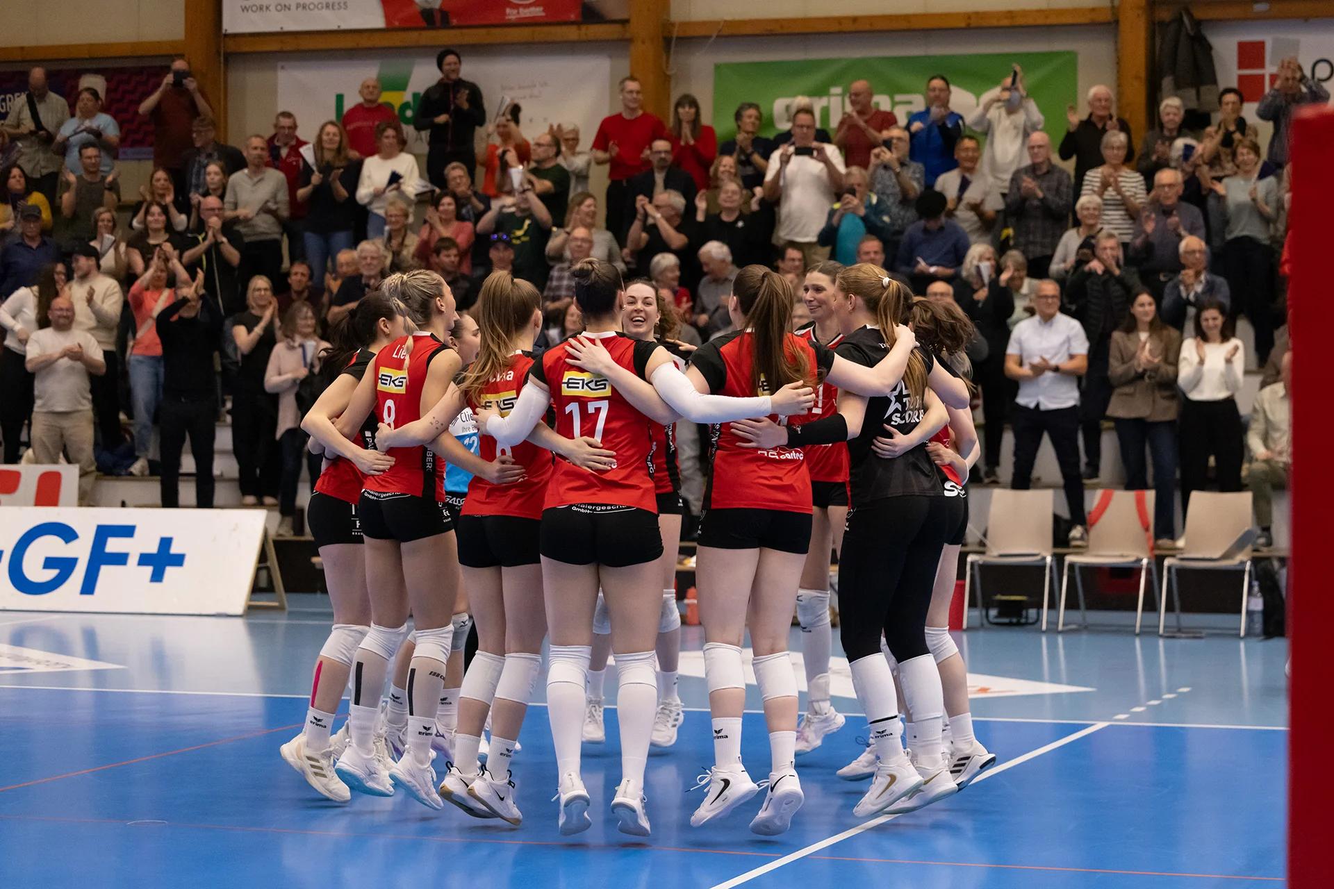 Jubel zum Sieg von VC Kanti Schaffhausen. NLA-Playoff-Halbfinale: VC Kanti Schaffhausen gegen Sm'Aesch Pfeffingen.