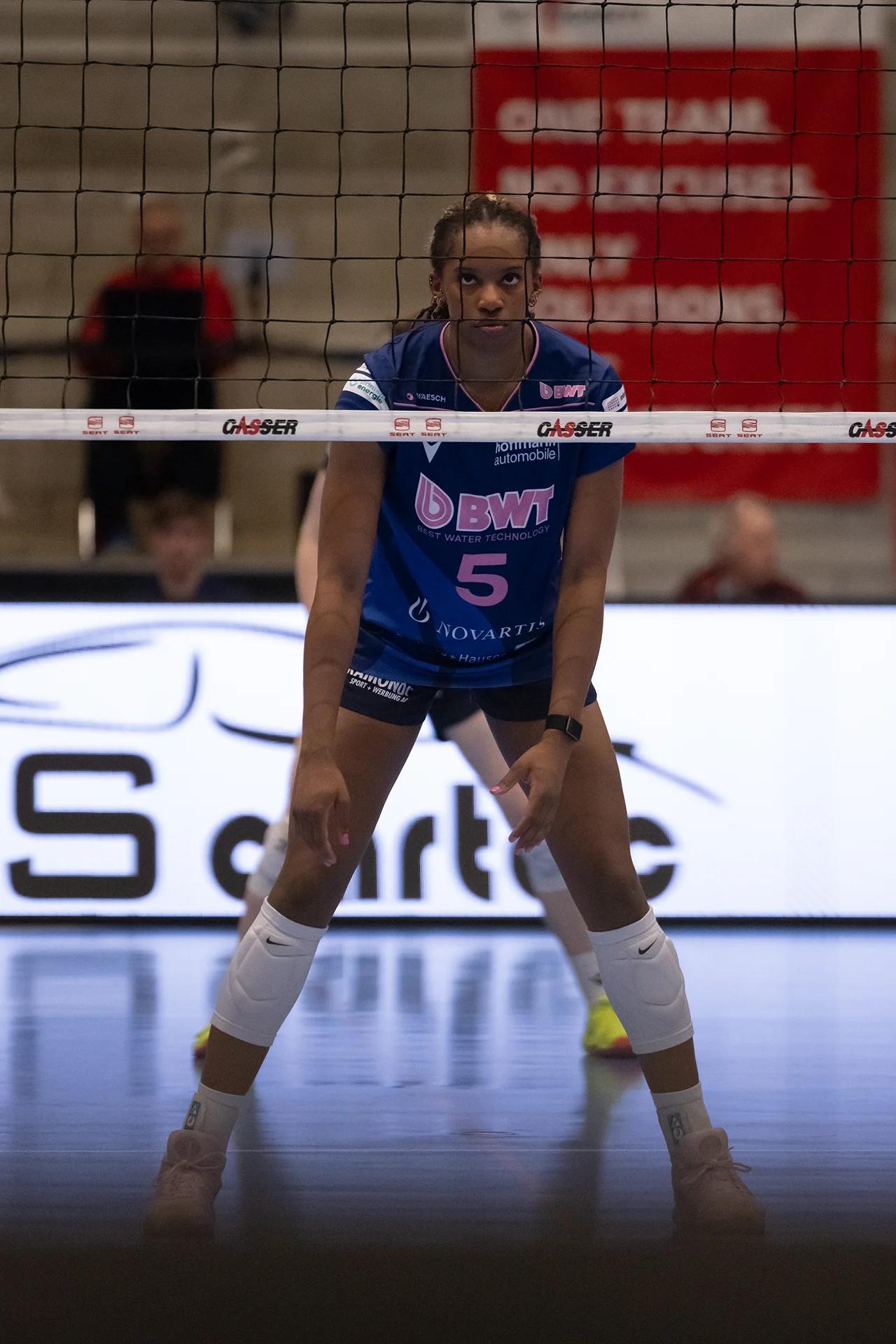 Brianna Green (Sm'Aesch Pfeffingen) im Mittelblock, NLA-Playoff-Halbfinale gegen VC Kanti Schaffhausen.