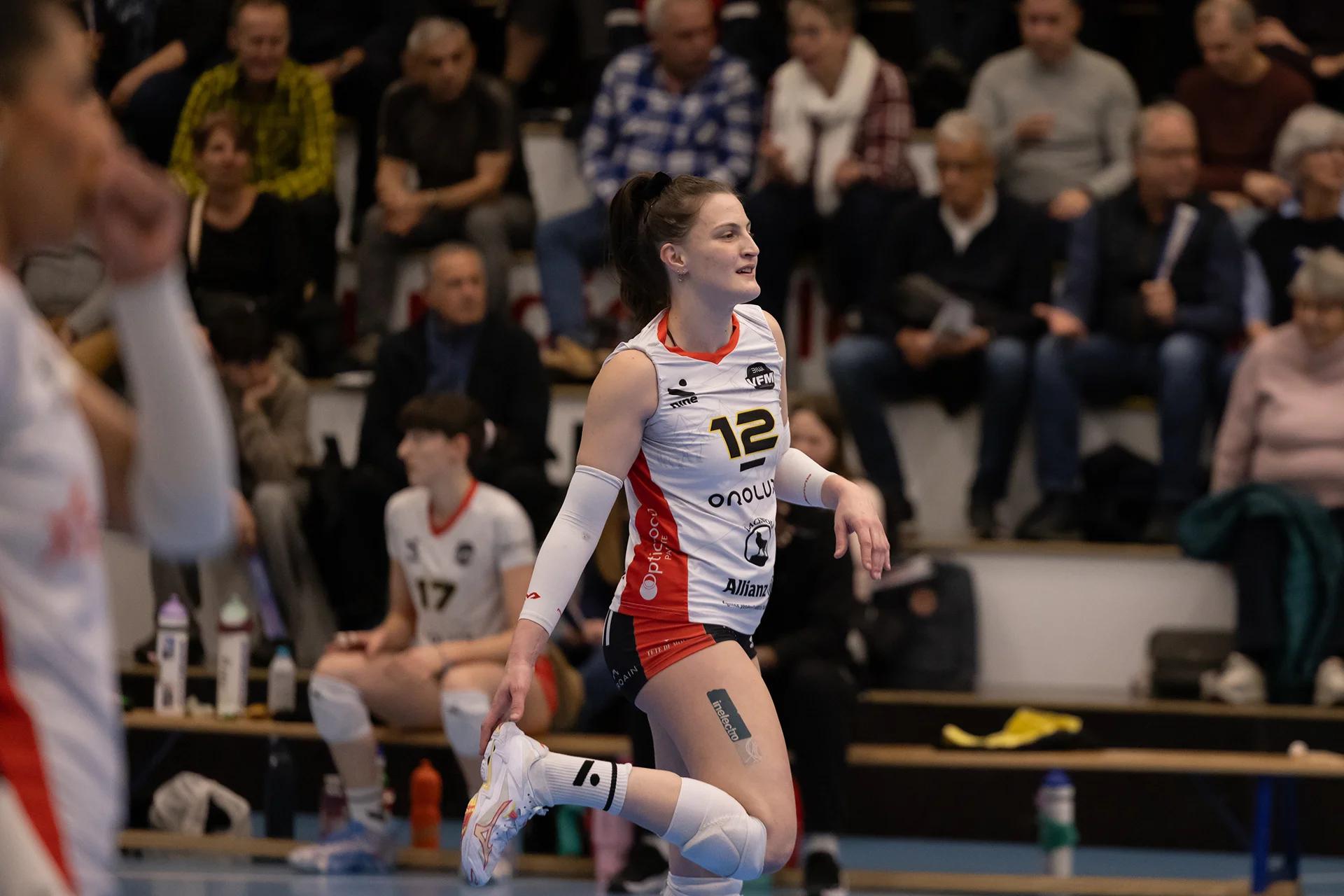 Coralie Varé (BIWI VfM) im Außenangriff, NLA-Playoff-Viertelfinale gegen VC Kanti Schaffhausen.