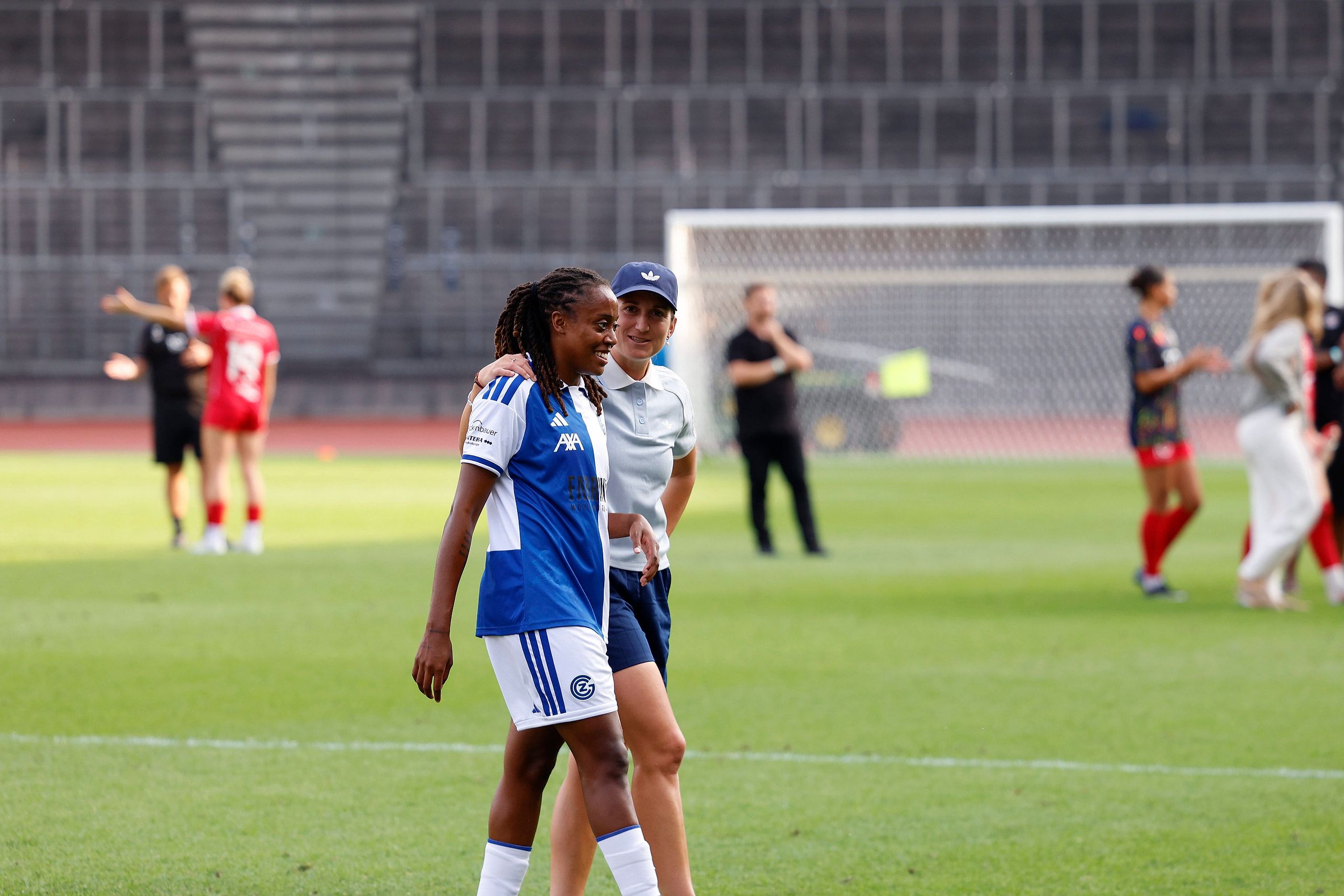 Paige Bailey-Gayle und Laura Vetterlein vom Grasshopper Club Zürich, beim Spiel gegen den FC Rapperswil-Jona im Stadion Letzigrund.