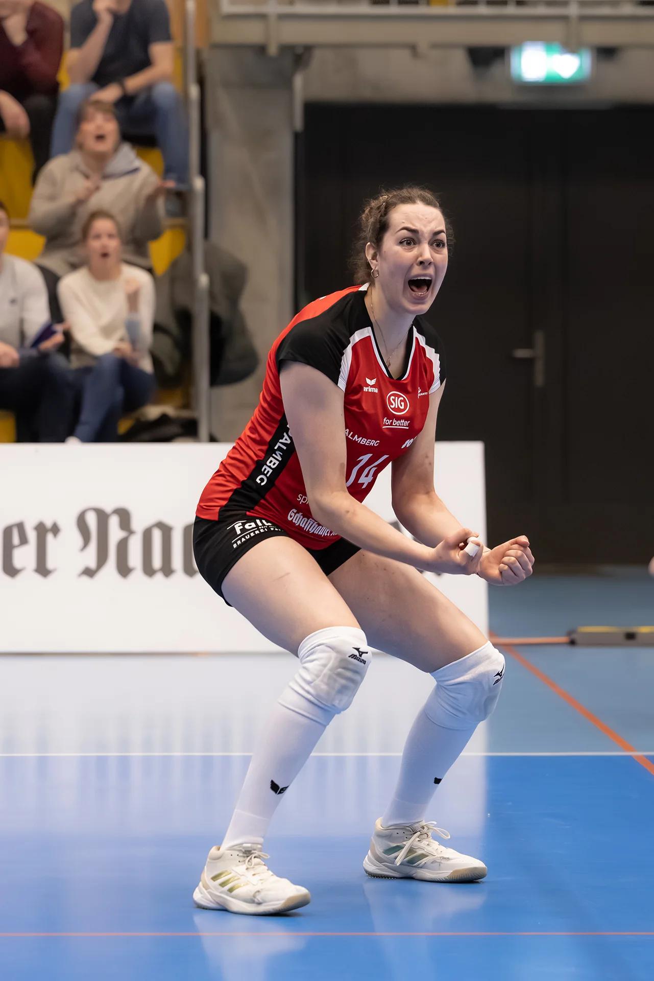 Josipa Marković (VC Kanti Schaffhausen) im Außenangriff, NLA-Frauen-Spiel gegen Viteos NUC.