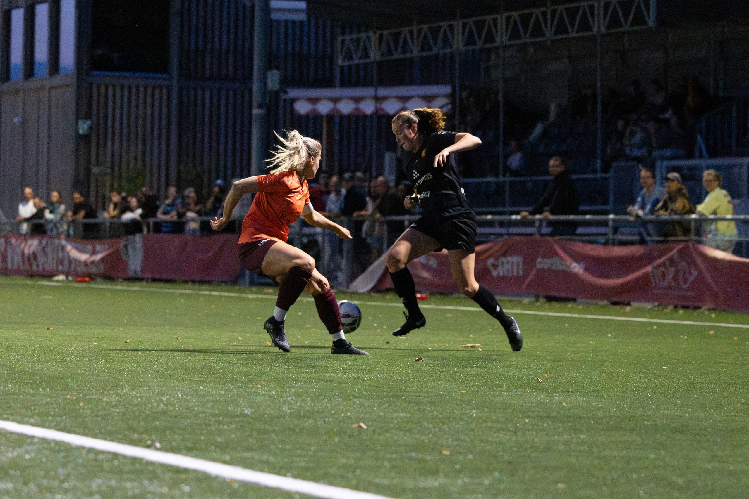 Elena Van Niekerk vom FC Winterthur setzt sich am Ball durch, beim Vorbereitungsspiel gegen FF Toggenburg im Stadion Schützenwiese.