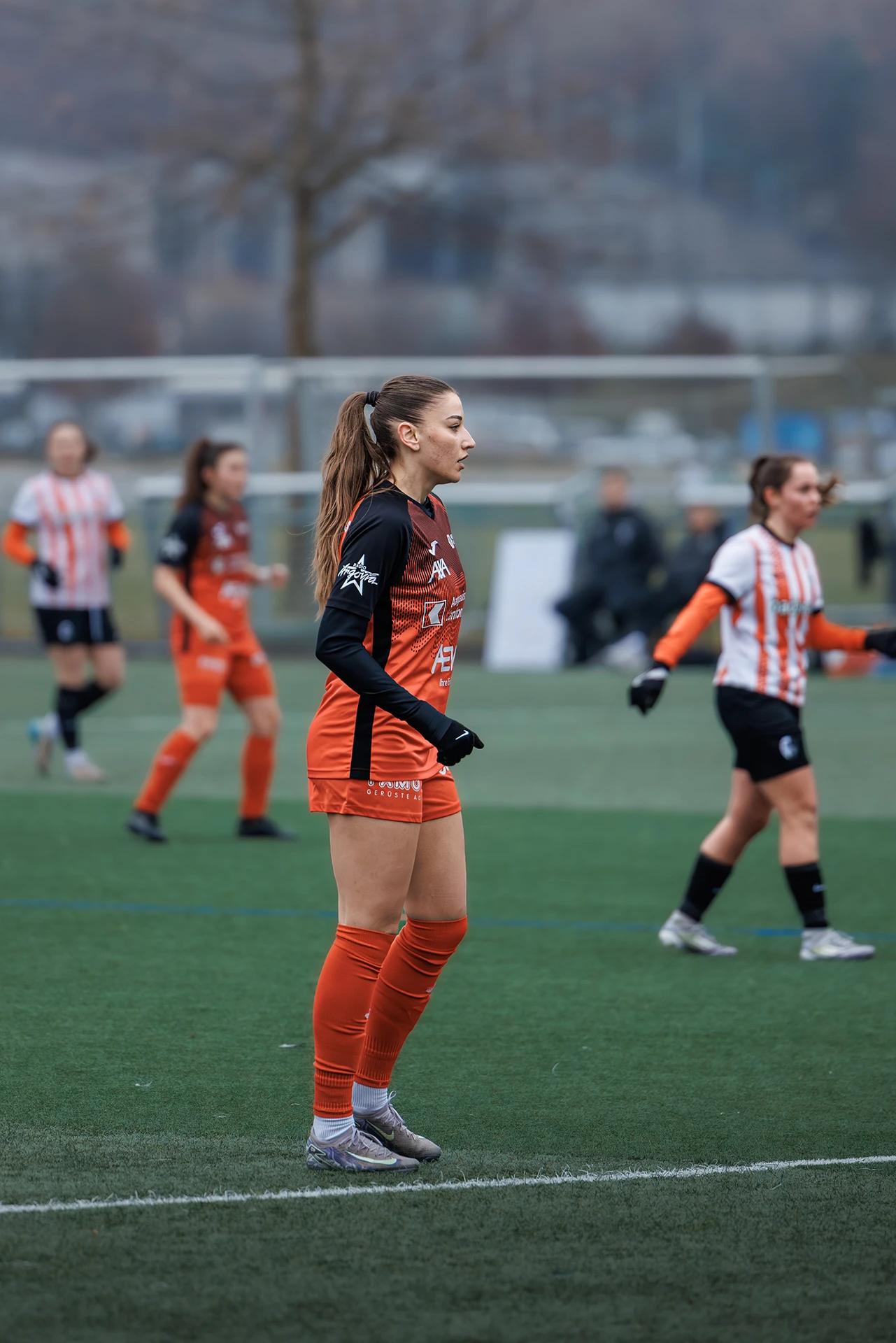 Alketa Rama (FC Aarau Frauen) im Angriff, Freundschaftsspiel gegen SC Freiburg U20.