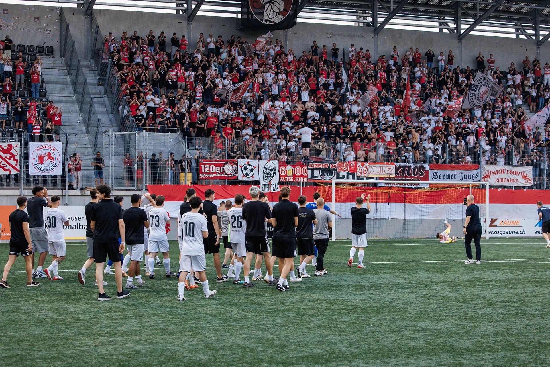 Spieler SV Schaffhausen vor dem Gästeblock des FC Winterthur