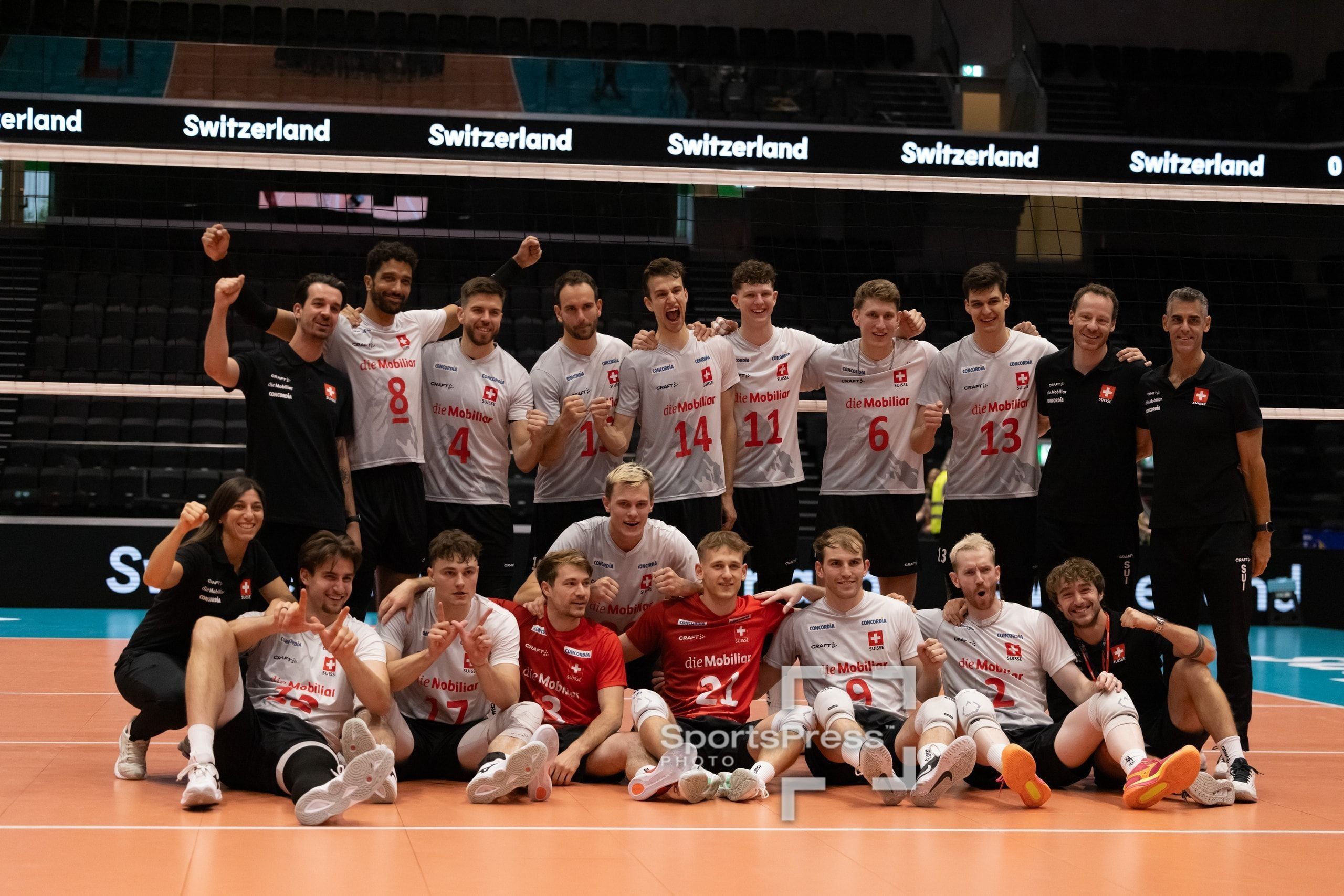 Das Schweizer Nationalteam nach dem Sieg gegen Luxemburg in der Pilatus Arena in Kriens.