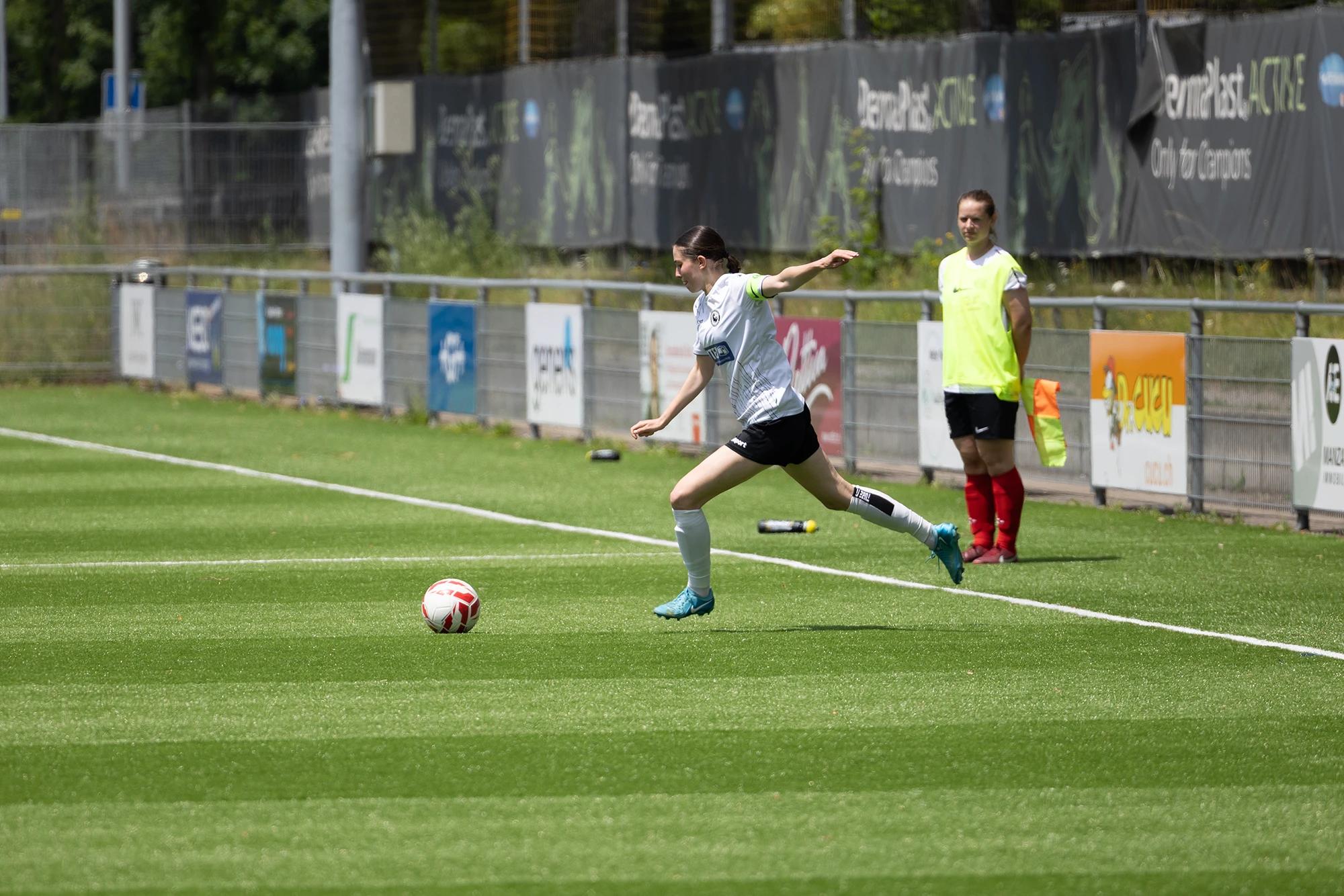 Fußballfotografie Damen – Spielerin Spielvi Schaffhausen mit Ball gegen FC Pfäffikon