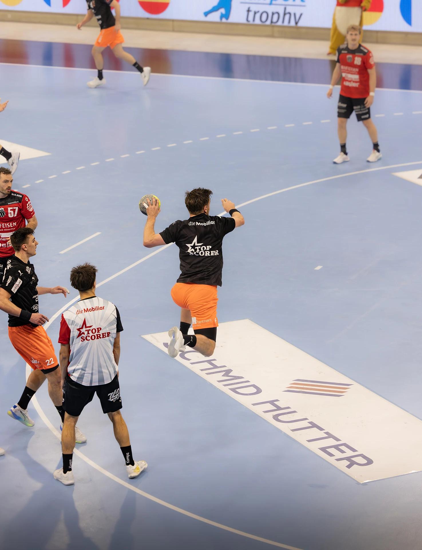 Odinn Rikhardsson (Kadetten Schaffhausen) am rechten Flügel, QHL-Spiel gegen Pfadi Winterthur.