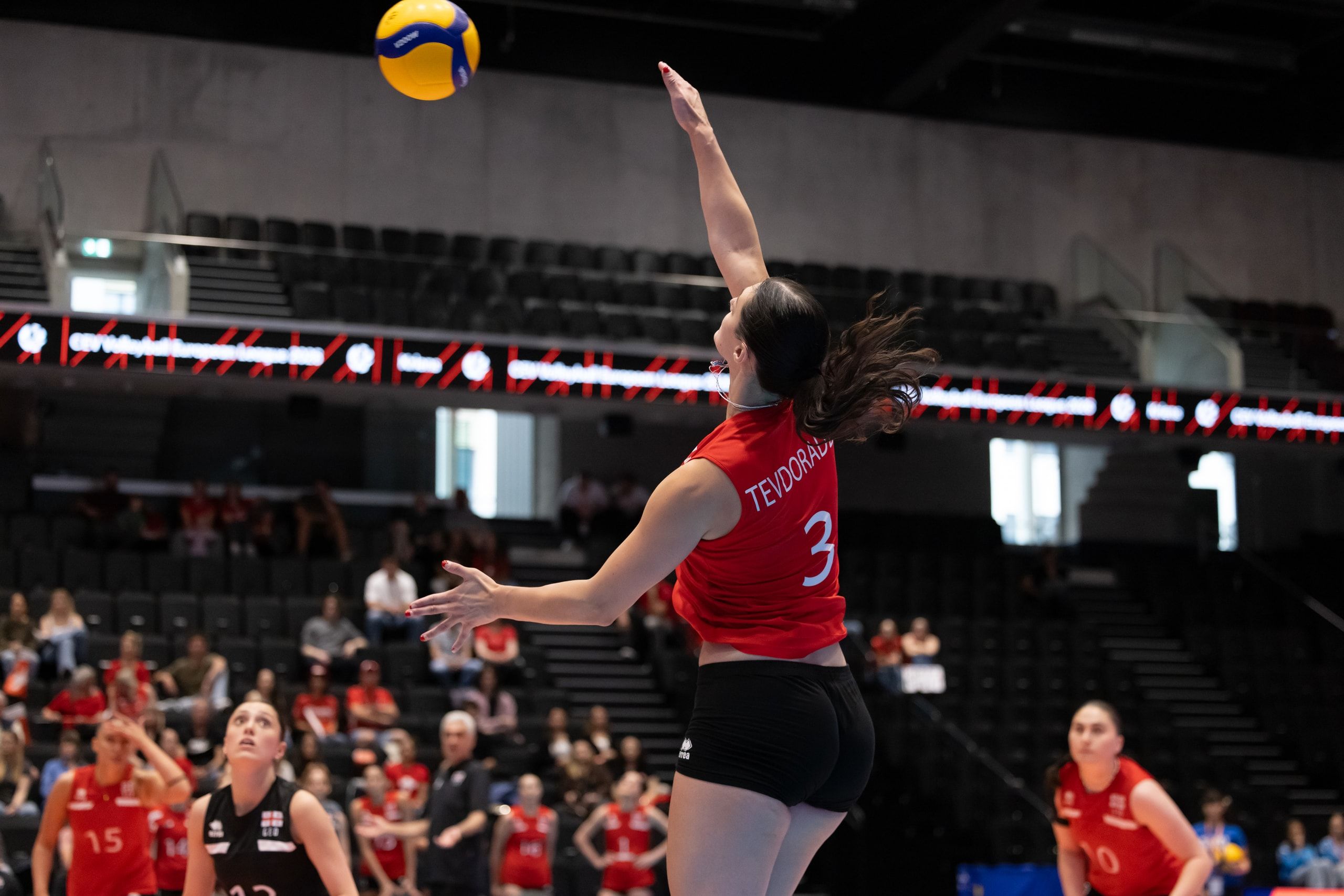 Ana Tevdoradze von Georgien im Angriff, beim Spiel der CEV Volleyball European League gegen die Schweiz in der Pilatus Arena in Kriens.