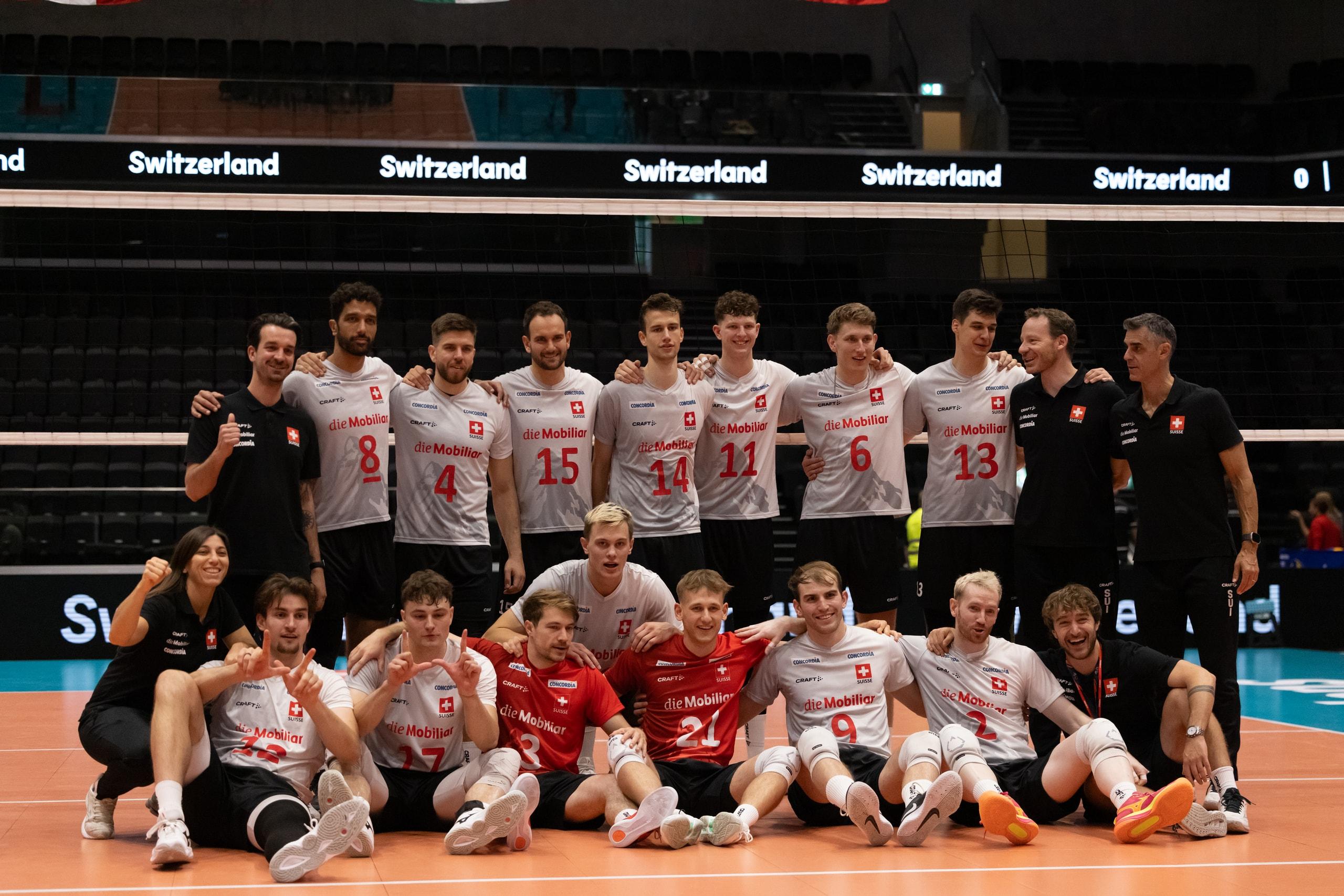 Das Schweizer Männernationalteam nach dem 3:0-Sieg gegen Luxemburg in der Pilatus Arena in Kriens.