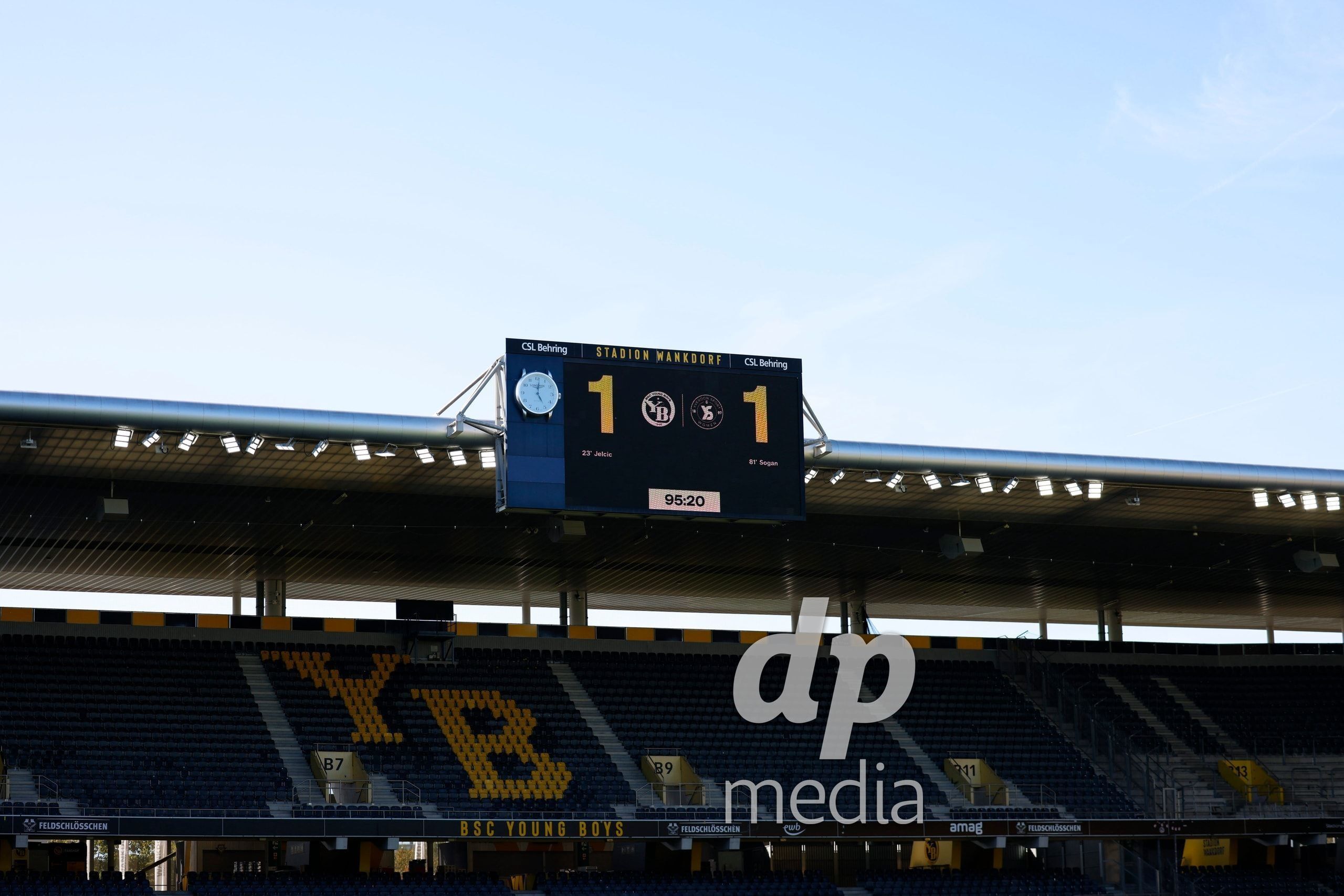 Die Anzeigetafel im Stadion Wankdorf zeigt das 1:1-Endergebnis zwischen den YB Frauen und Yverdon Sport Féminin.