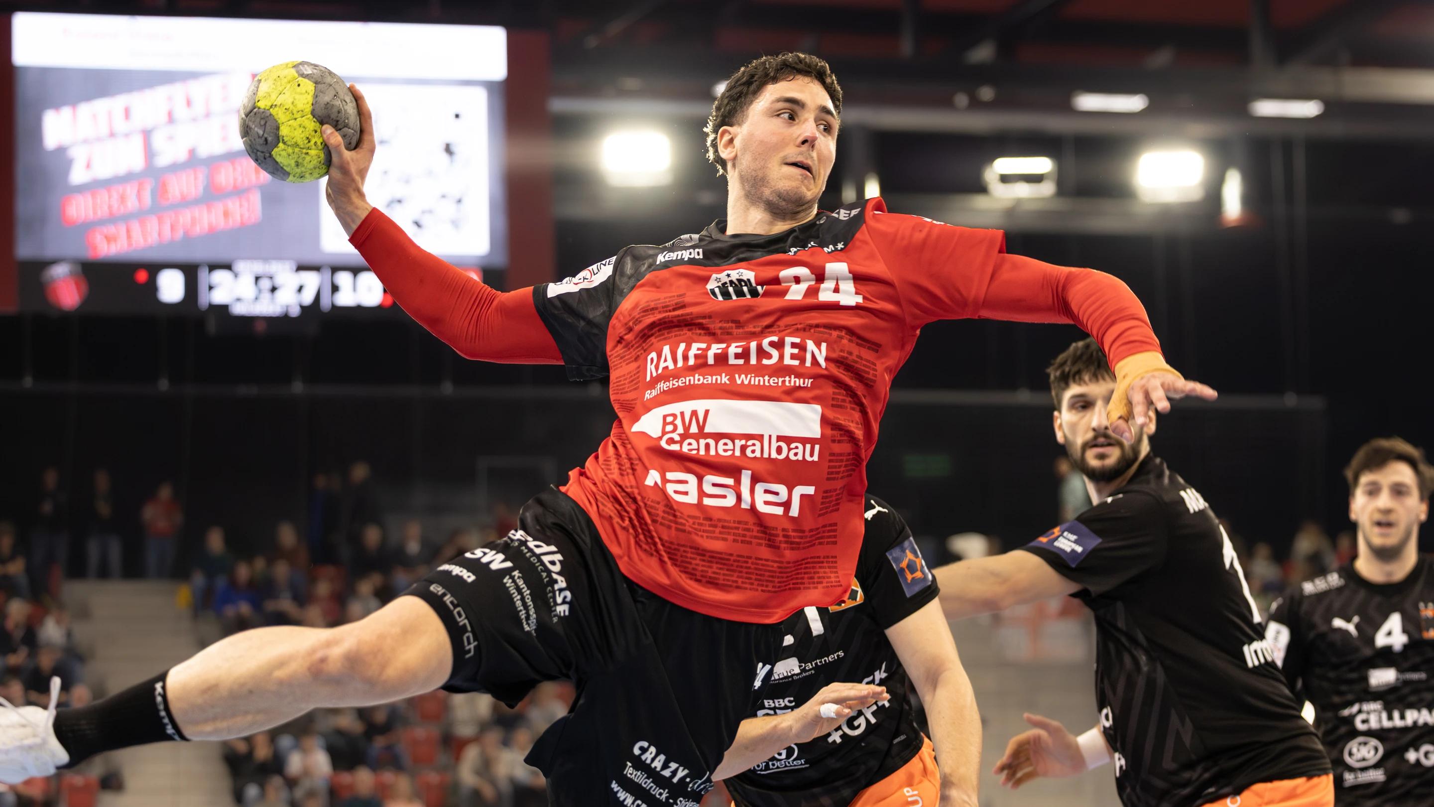 Mehdi Ben Romdhane (Pfadi Winterthur) im mittleren Rückraum, QHL-Spiel gegen Kadetten Schaffhausen.