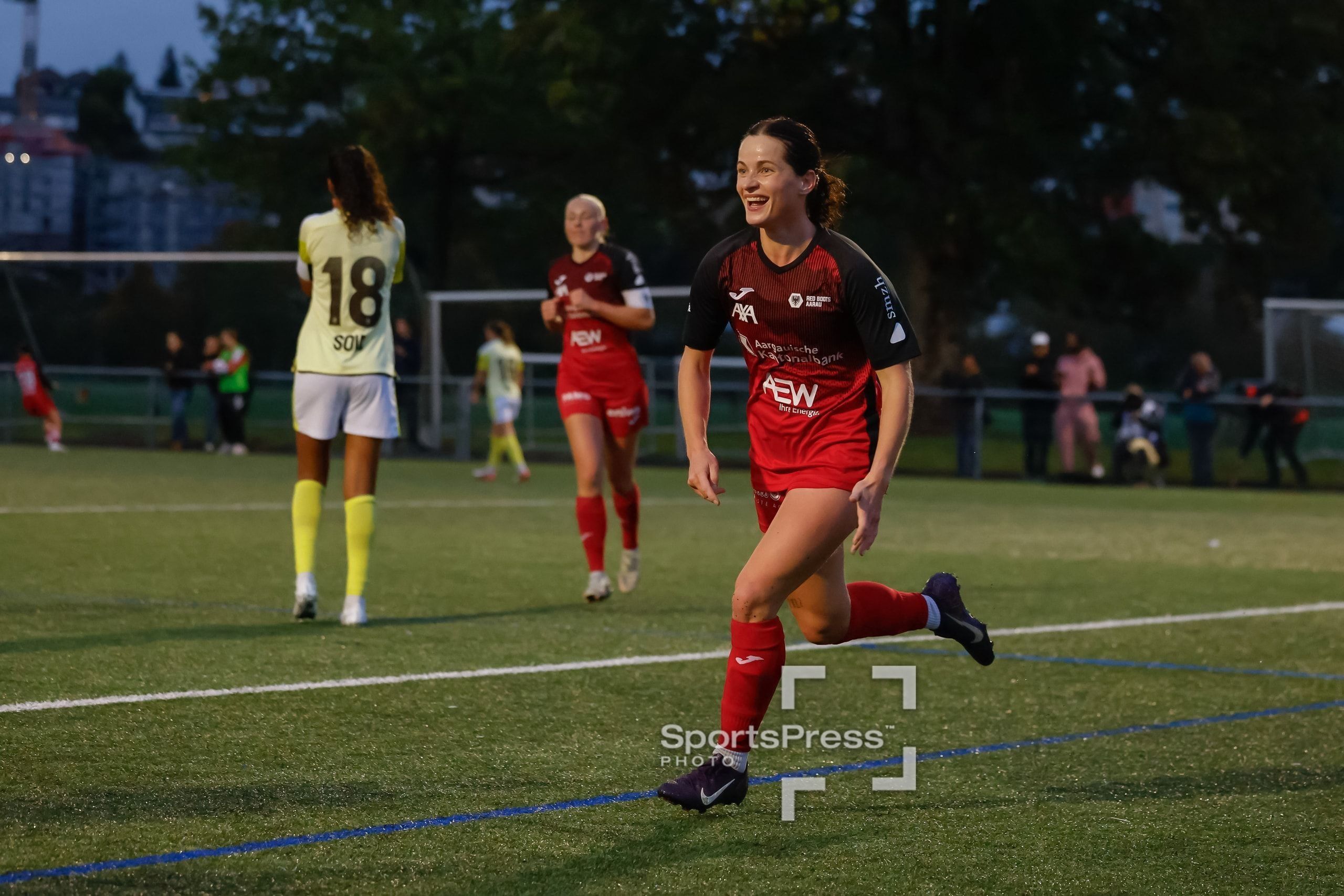 Tabea Schütt von den FC Aarau Frauen jubelt beim Spiel gegen den FC Basel 1893 auf der Sportanlage Schachen in Aarau.