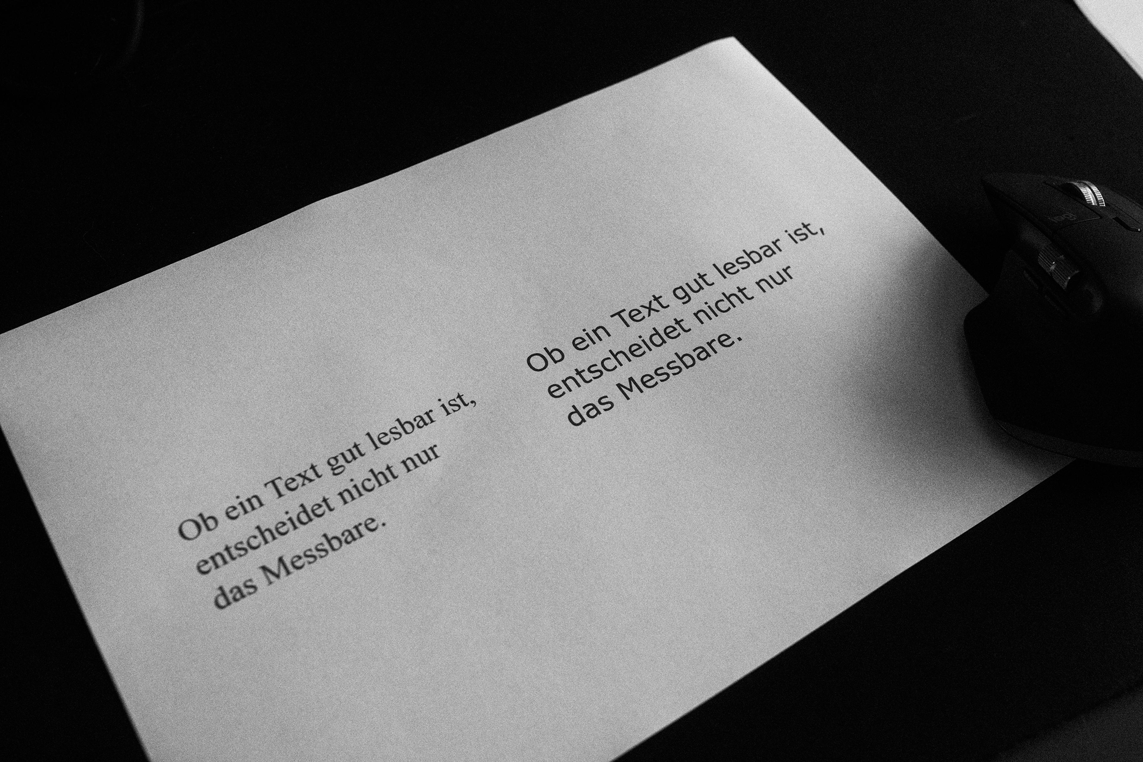 Der Satz „Ob ein Text gut lesbar ist, entscheidet nicht nur das Messbare." zweimal gedruckt, links in einer Serifenschrift, rechts in einer serifenlosen Schrift.