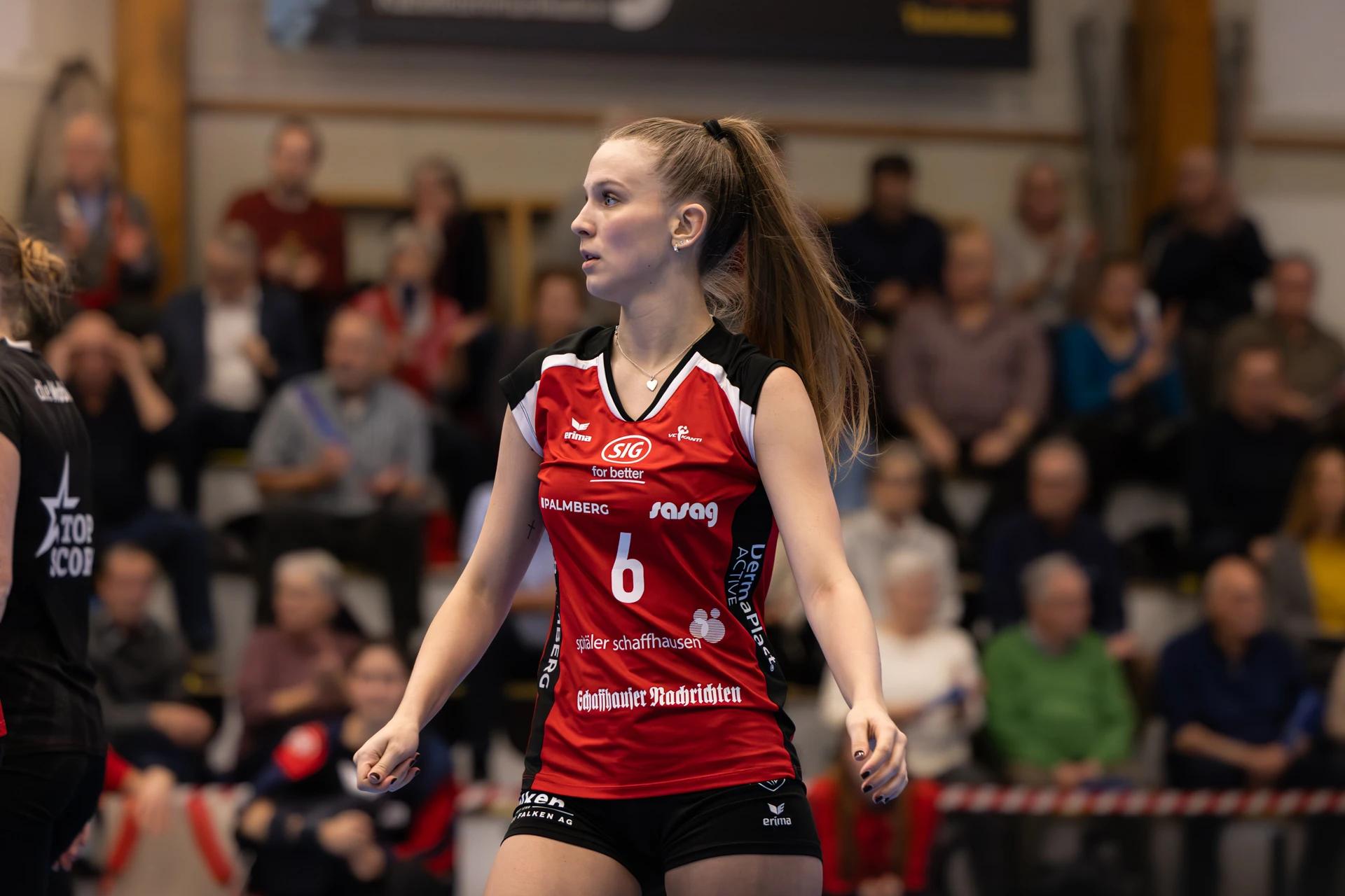 Nina Cavka (VC Kanti Schaffhausen) im Außenangriff, NLA-Frauen-Spiel gegen NLZ Volleyball Academy Zürich.