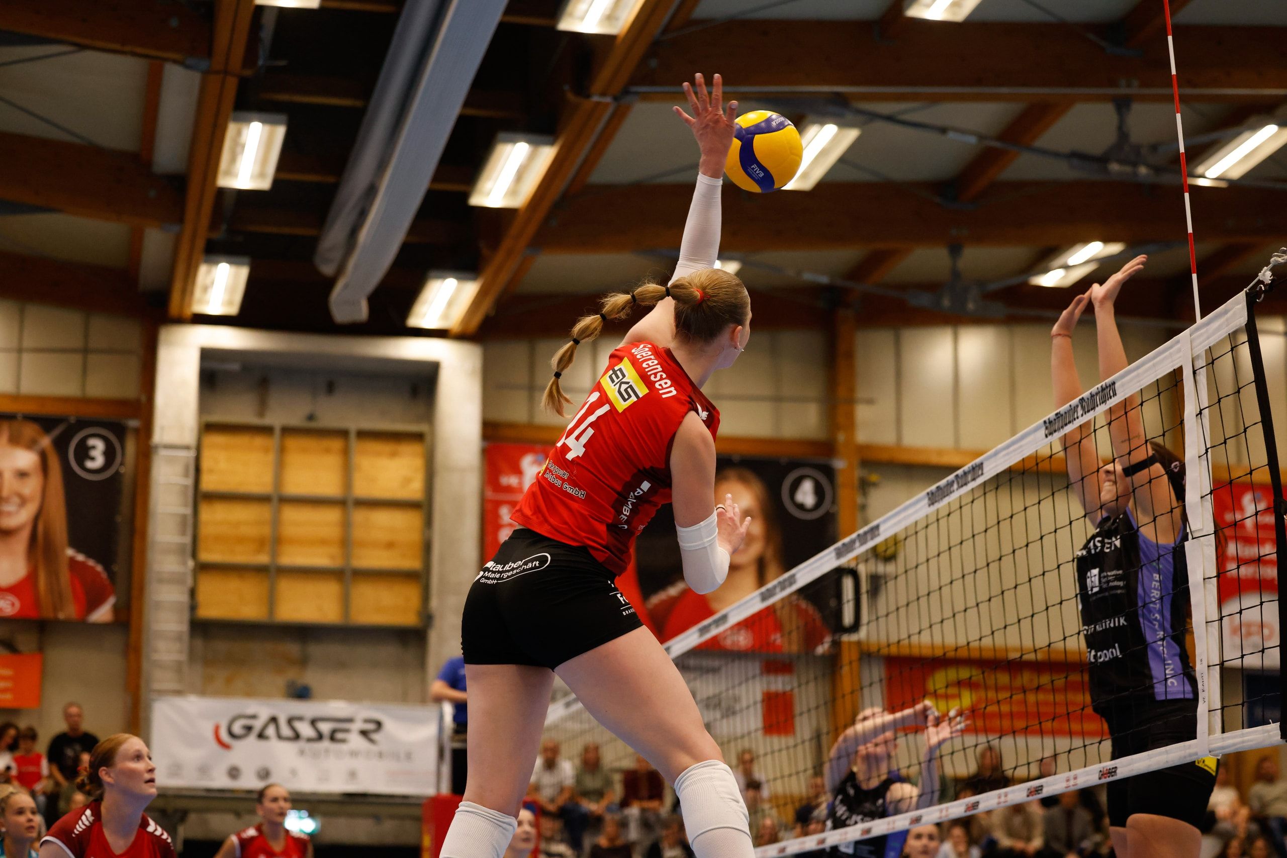 Mia Soerensen vom VC Kanti Schaffhausen greift gegen Raiffeisen Volley Toggenburg an, in der BBC Arena in Schaffhausen.