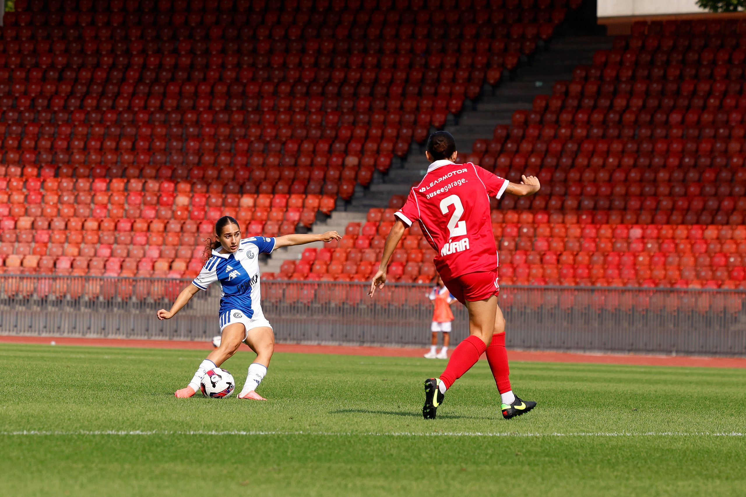 Ilaria Maddaloni vom Grasshopper Club Zürich am Ball, beim Spiel gegen den FC Rapperswil-Jona im Stadion Letzigrund.