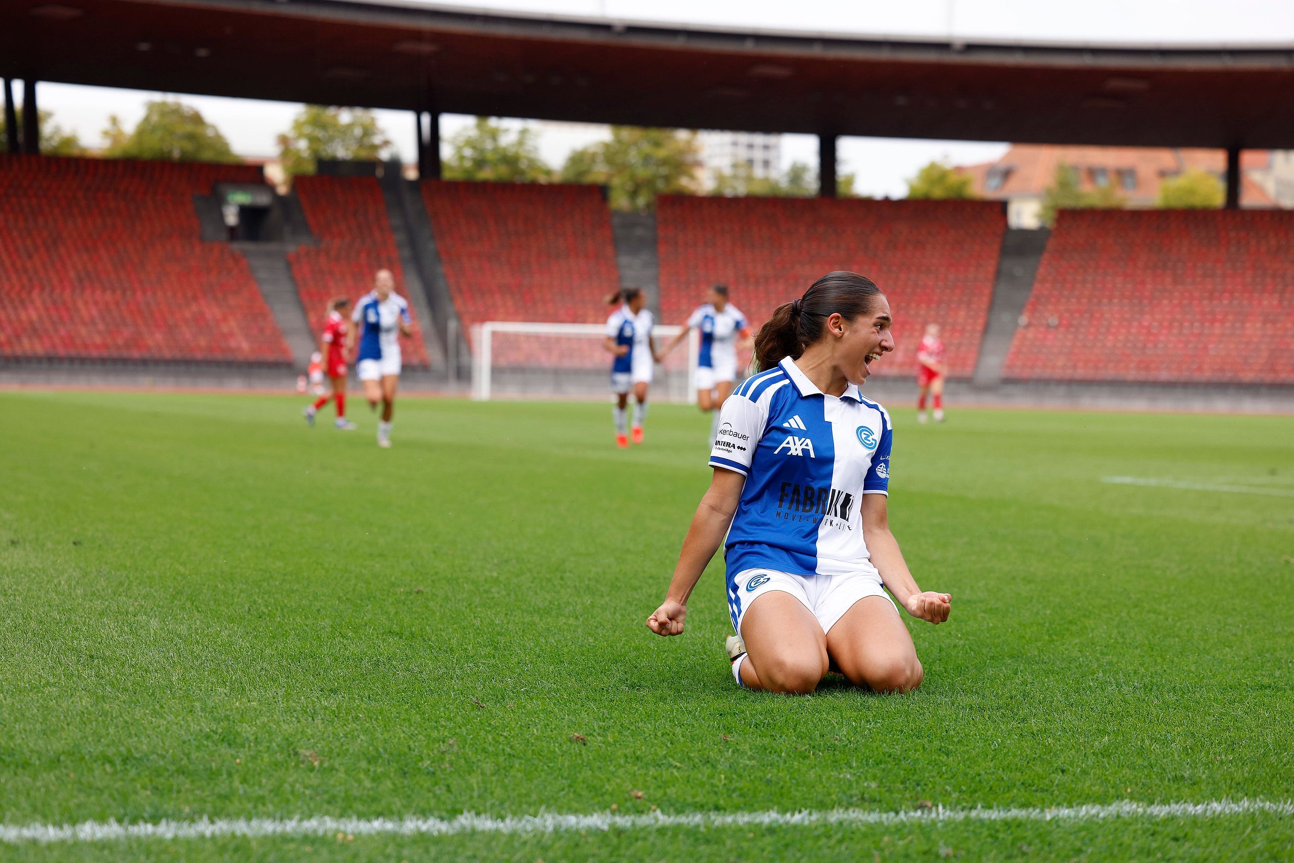 Ilaria Maddaloni bejubelt einen Treffer für den Grasshopper Club Zürich gegen den FC Rapperswil-Jona im Stadion Letzigrund.