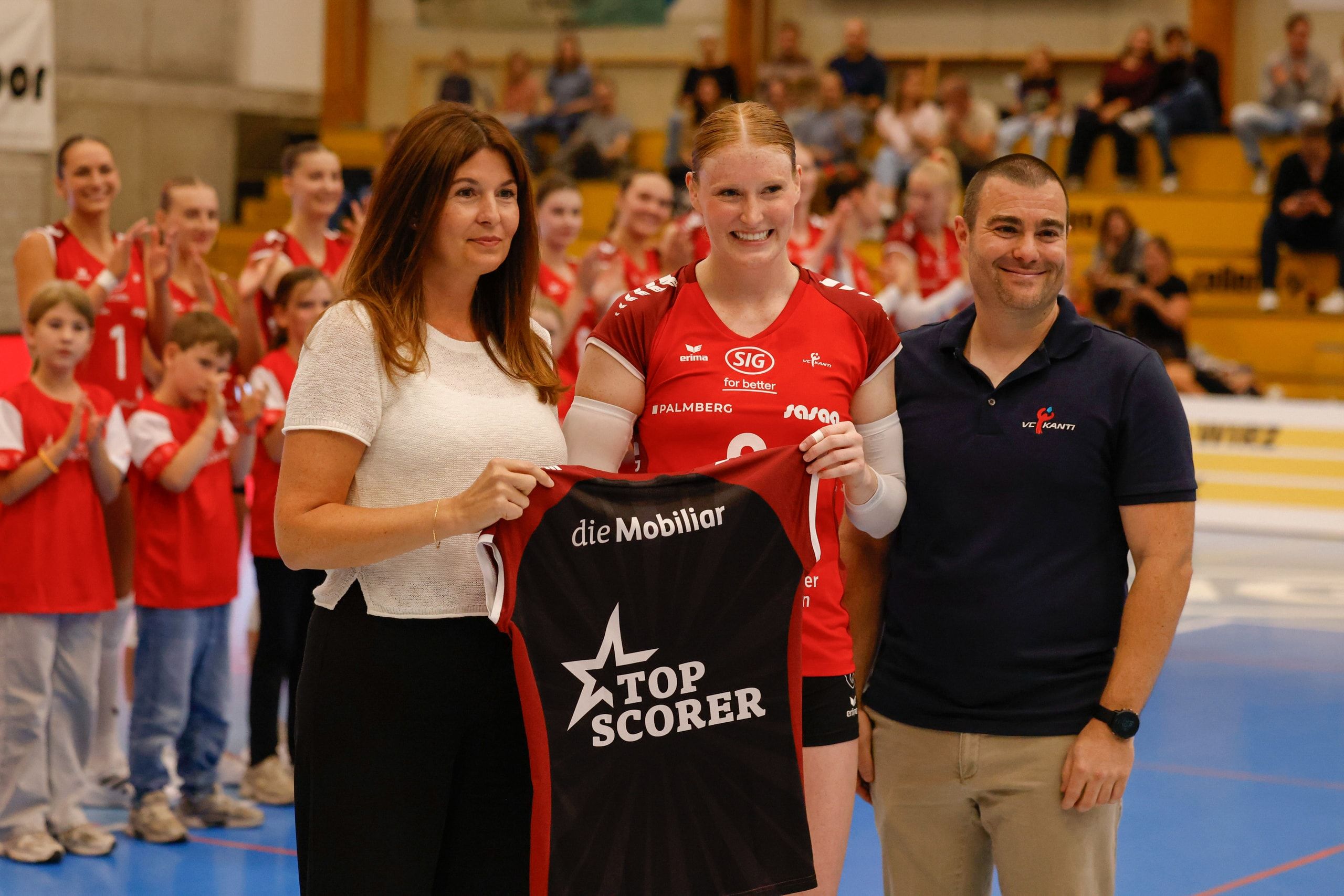 Sydney Cole vom VC Kanti Schaffhausen bei der Übergabe des Topscorer-Trikots der Mobiliar vor dem Spiel gegen Raiffeisen Volley Toggenburg in der BBC Arena in Schaffhausen.