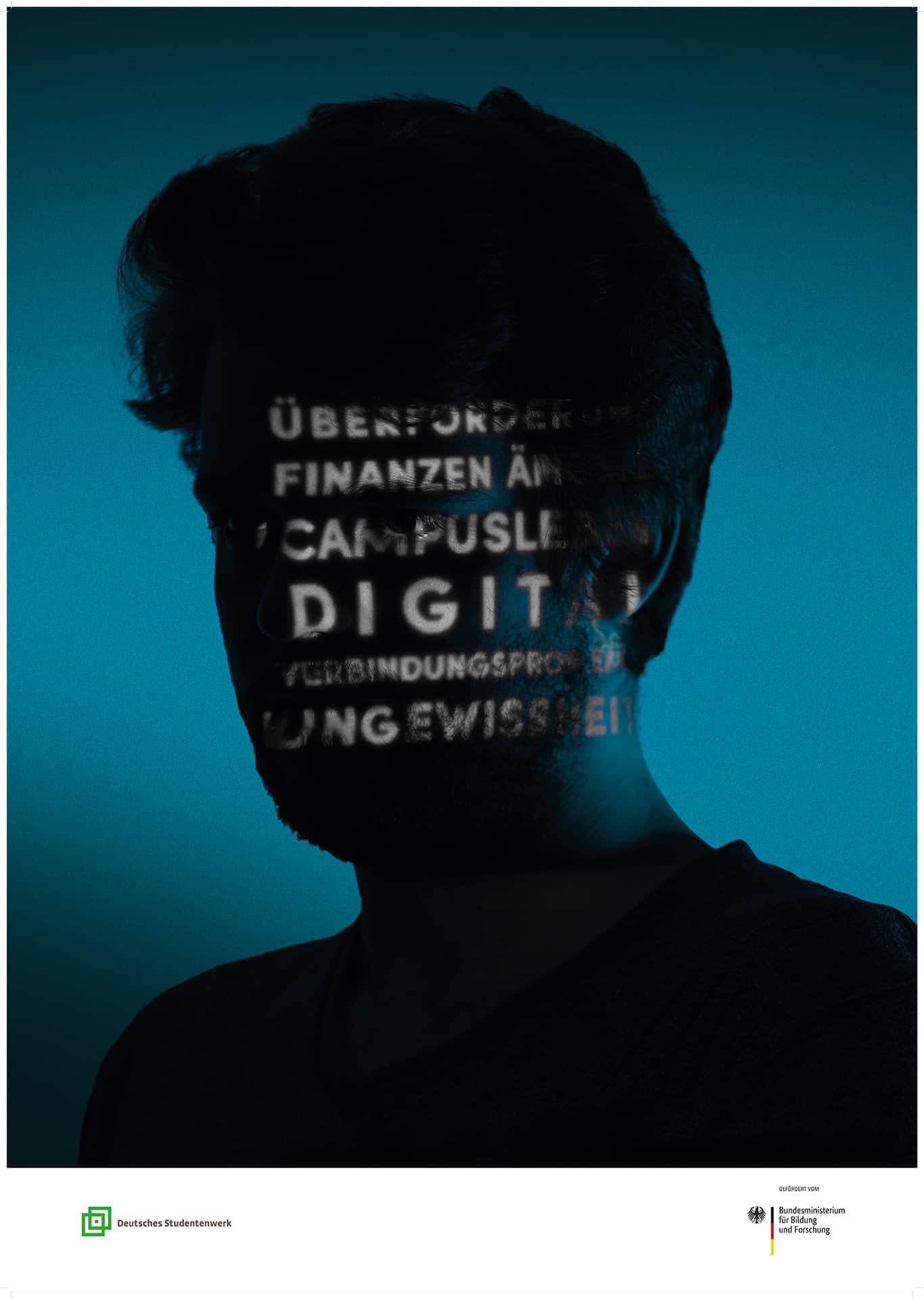 Plakat aus der Serie „Campusleben digital": ein junger Mann mit Bart vor petrolblauem Hintergrund, auf sein verschattetes Gesicht sind Begriffe wie „Überforderung", „Finanzen", „Ängste" und „Ungewissheit" projiziert. Es thematisiert den Druck im digitalen Studium.