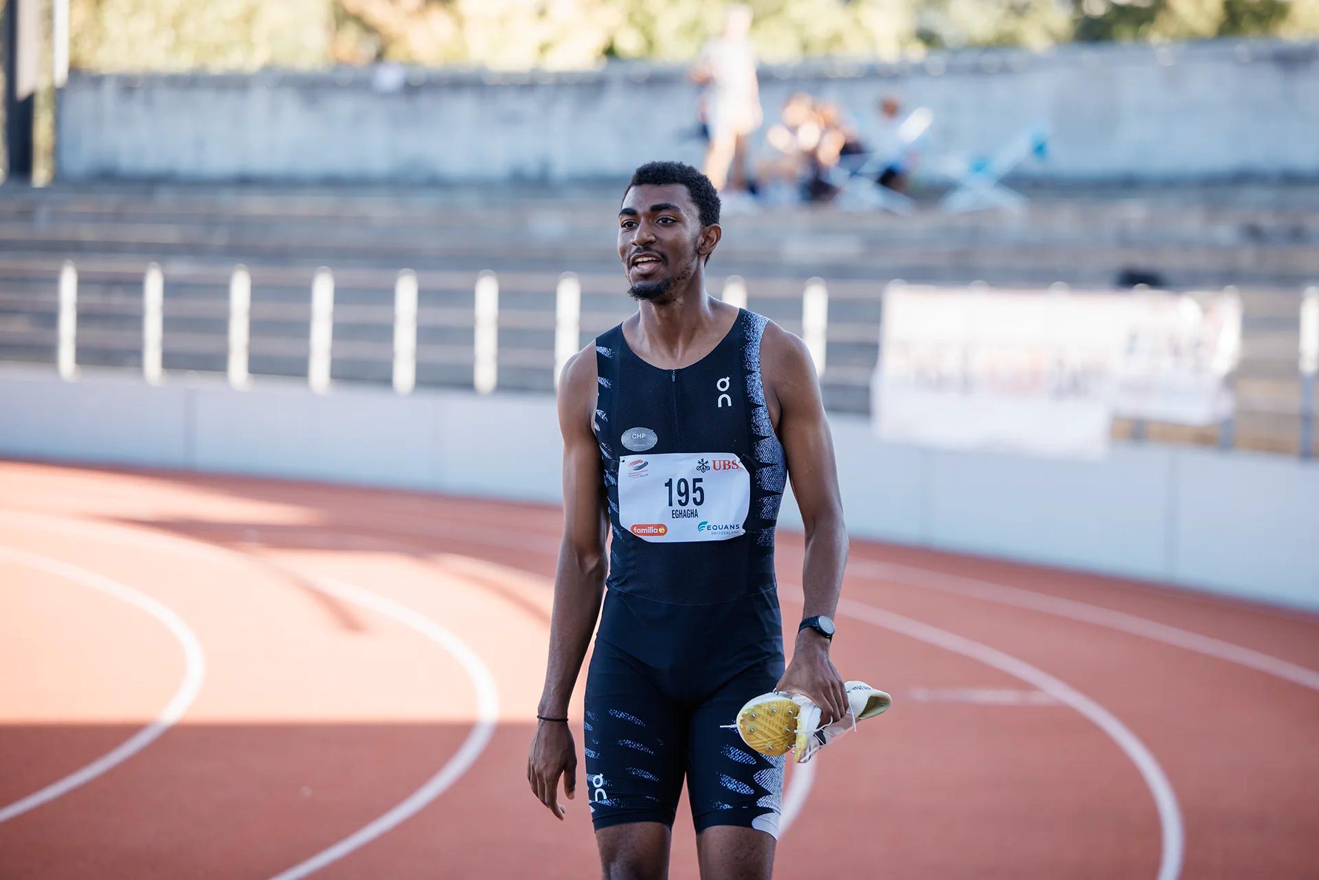 Akira Eghagha (CHP Genève, Jahrgang 2007) gewinnt den 100-m-Final der U20 Männer in 10,52 Sekunden bei den Schweizer Meisterschaften U20/U23 2026 im Stadion Schützenmatte in Basel.