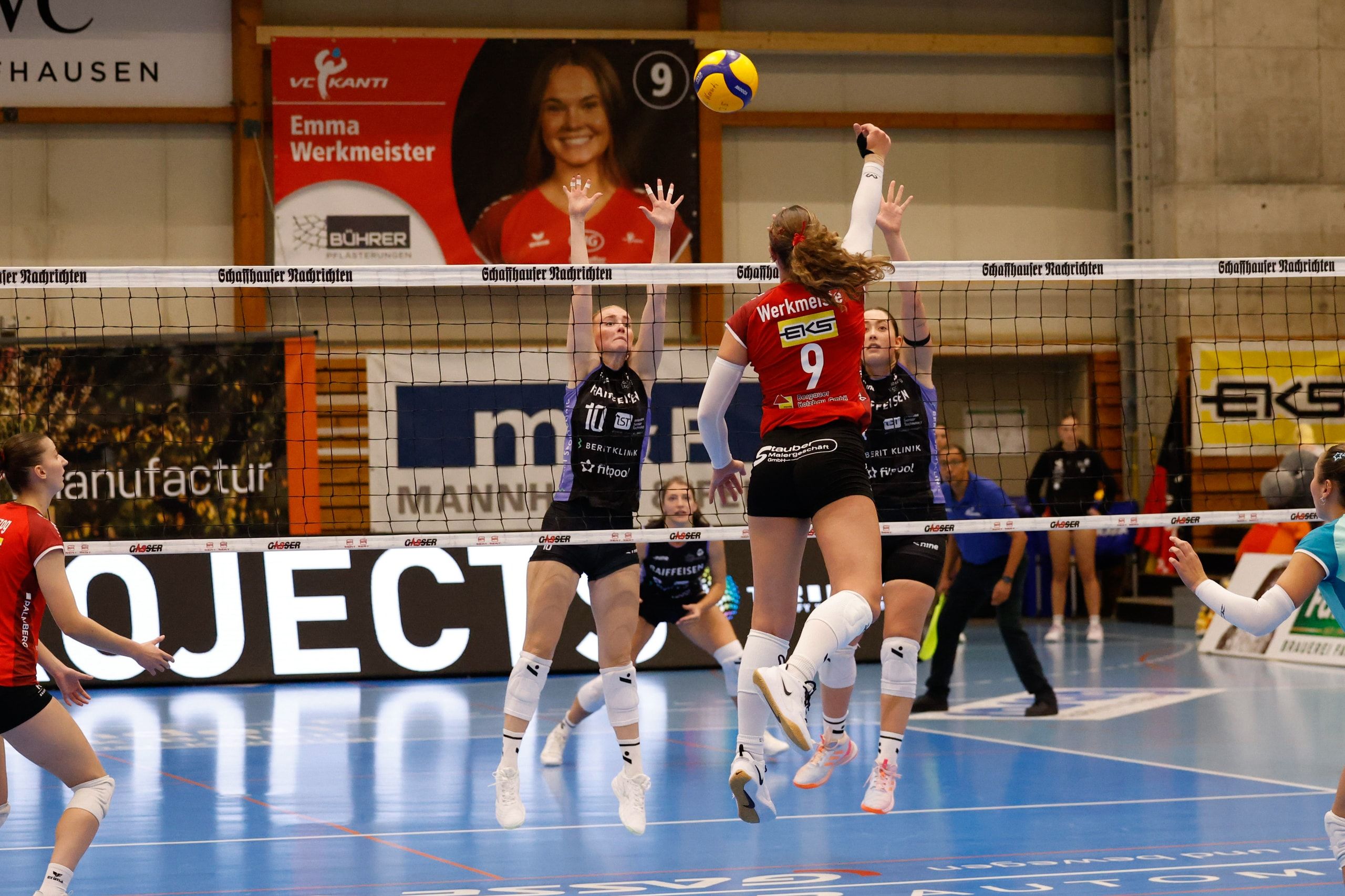 Emma Werkmeister vom VC Kanti Schaffhausen greift gegen den Doppelblock von Alina Marty und Maia Rackel von Raiffeisen Volley Toggenburg an, in der BBC Arena in Schaffhausen.