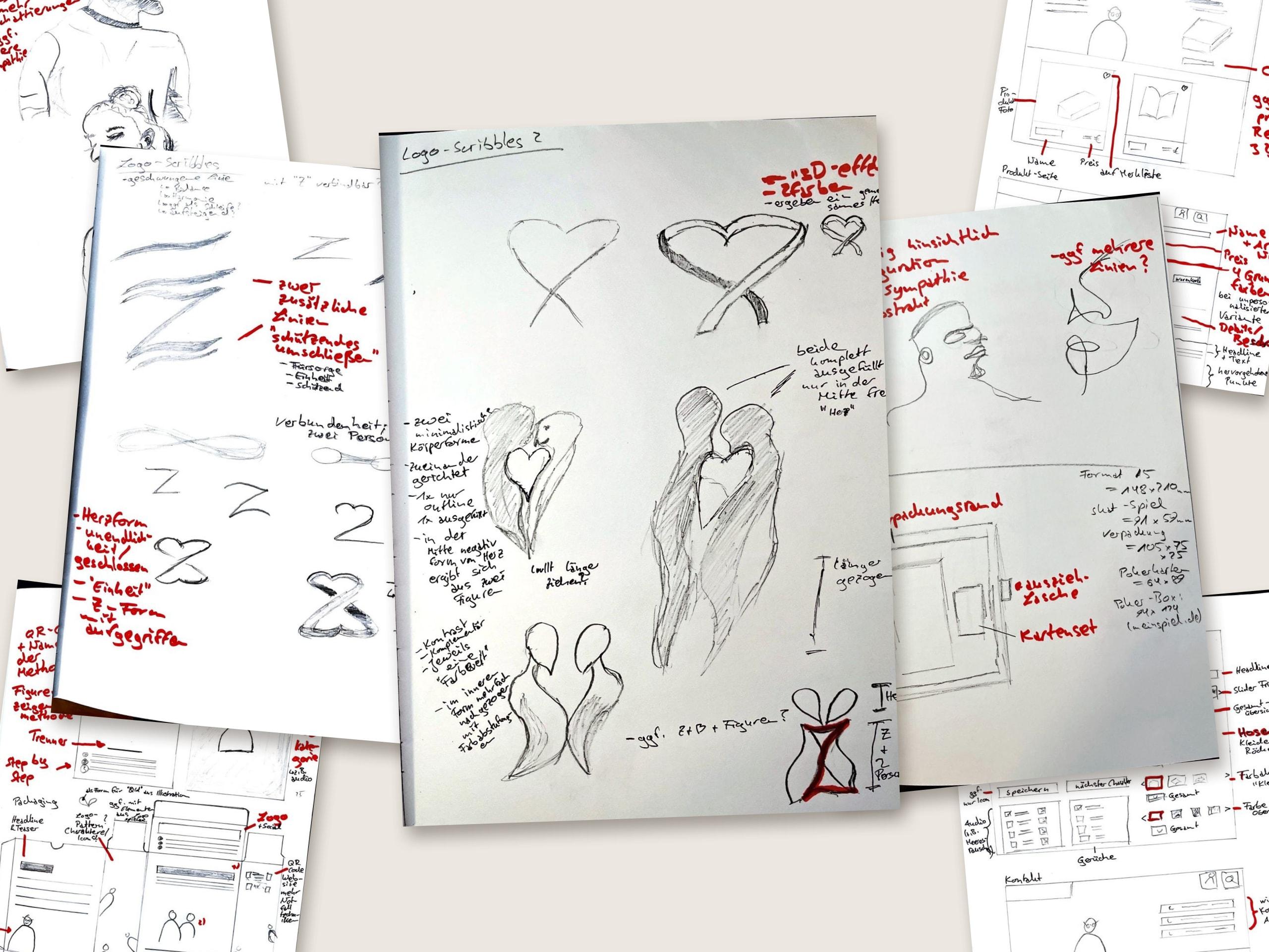 Mehrere Skizzenblätter liegen leicht gedreht übereinander. In der Mitte Bleistift-Scribbles für ein Logo aus Herz, zwei Figuren und Z-Form, mit roten handschriftlichen Notizen. Rundherum weitere Skizzen zu Charakteren, Verpackung, Website und Shop.