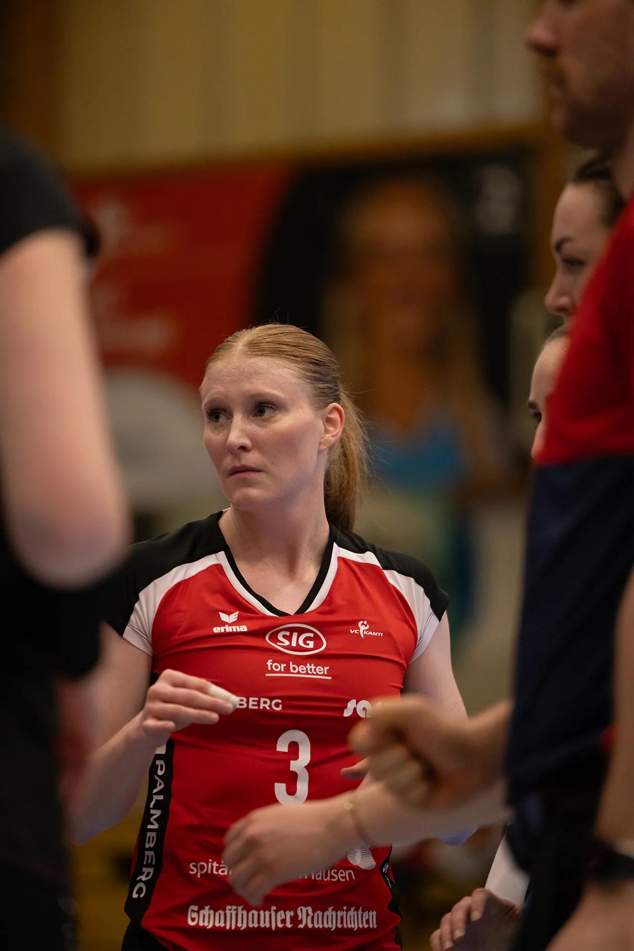 Sydney Cole (VC Kanti Schaffhausen) im Zuspiel, NLA-Playoff-Viertelfinale gegen BIWI VfM.