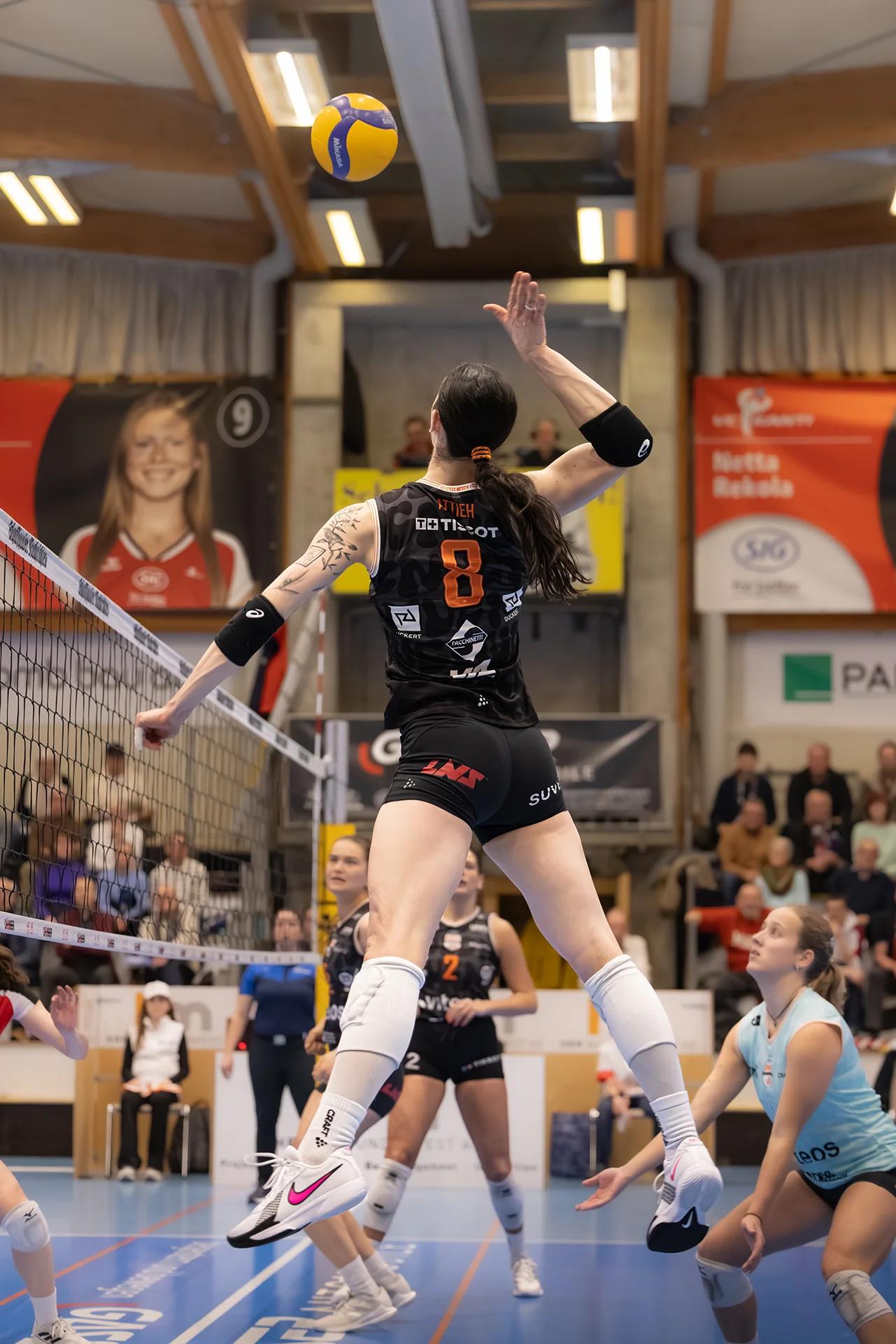 Gabrielle Attieh (Viteos NUC) im Außenangriff, NLA-Frauen-Spiel gegen VC Kanti Schaffhausen.