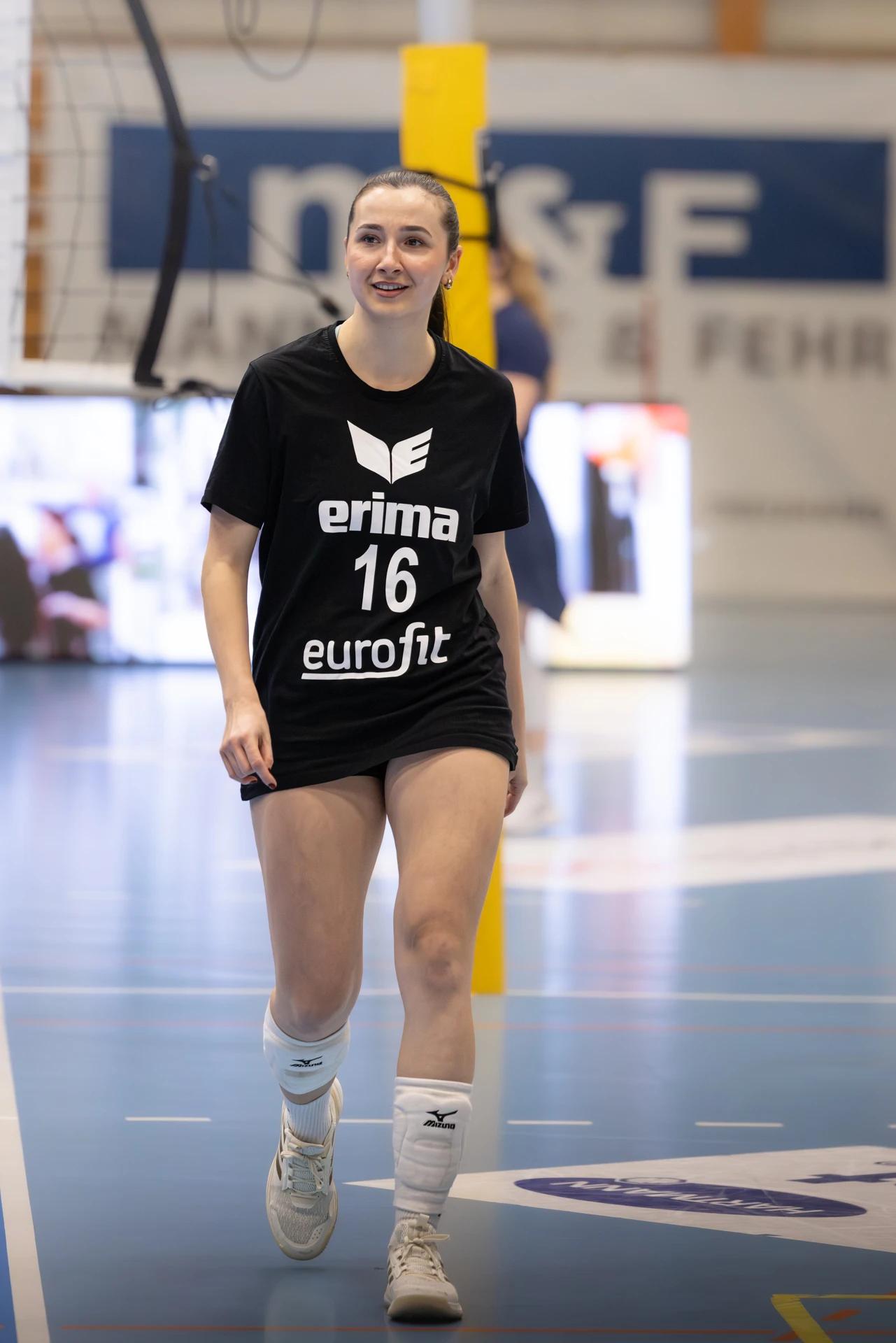 Brigitta Petrenkó (VC Kanti Schaffhausen) im Zuspiel, NLA-Frauen-Spiel gegen NLZ Volleyball Academy Zürich.