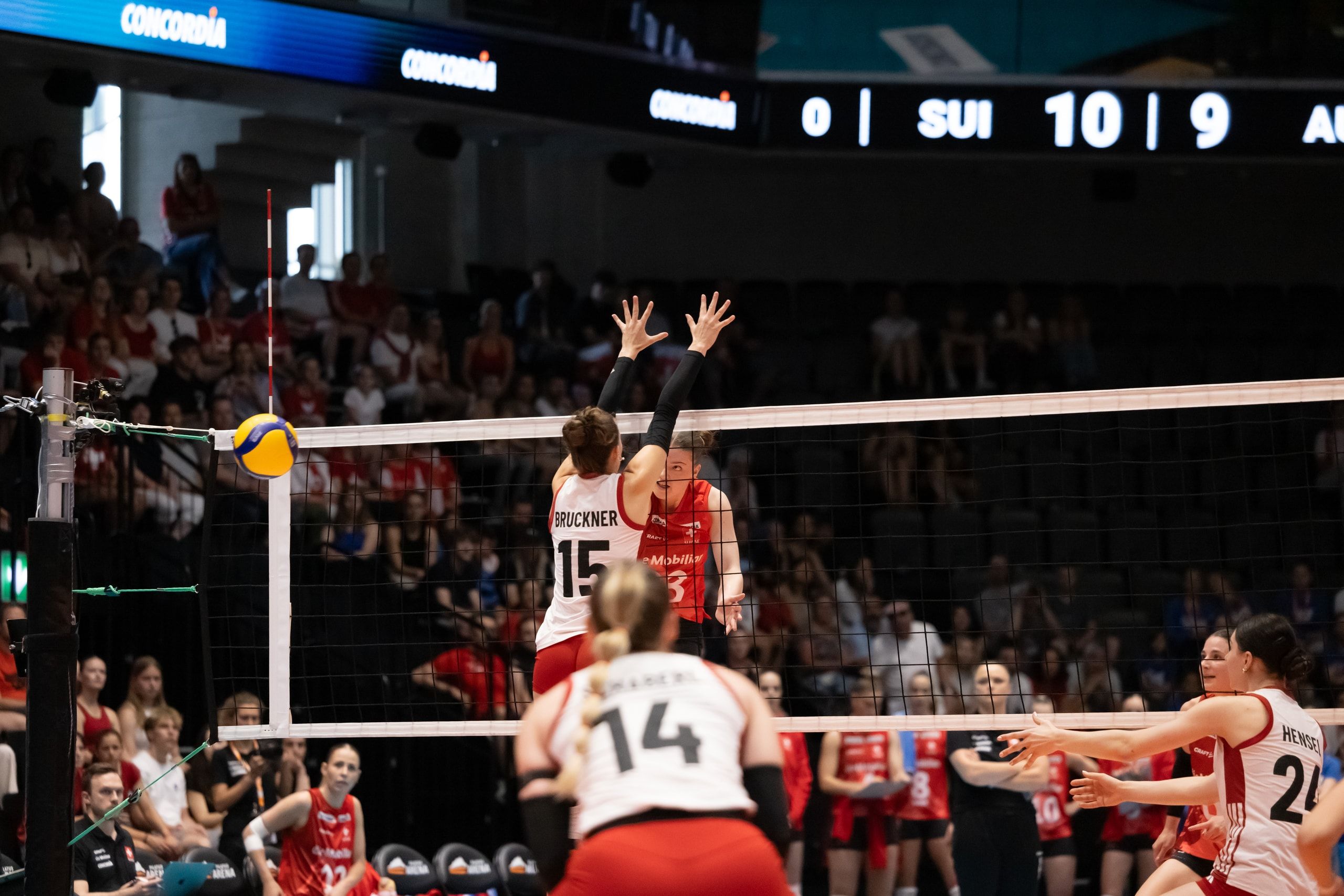 Meret Aarden von der Schweiz greift gegen Marie Kristin Bruckner aus Österreich an, beim Spiel der CEV Volleyball European League in der Pilatus Arena in Kriens.