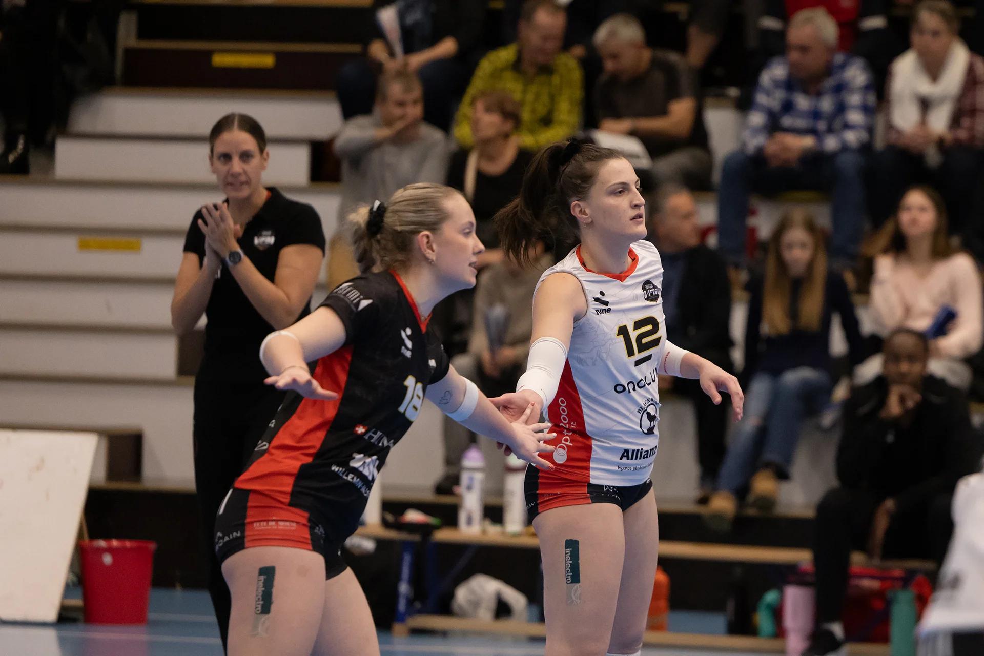 Coralie Varé (BIWI VfM) im Außenangriff, NLA-Playoff-Viertelfinale gegen VC Kanti Schaffhausen.