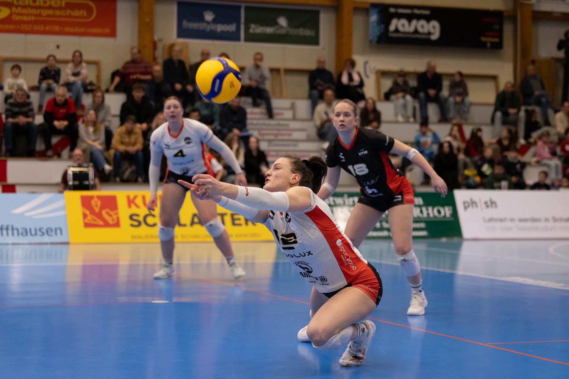 Coralie Varé (BIWI VfM) im Außenangriff, NLA-Playoff-Viertelfinale gegen VC Kanti Schaffhausen.