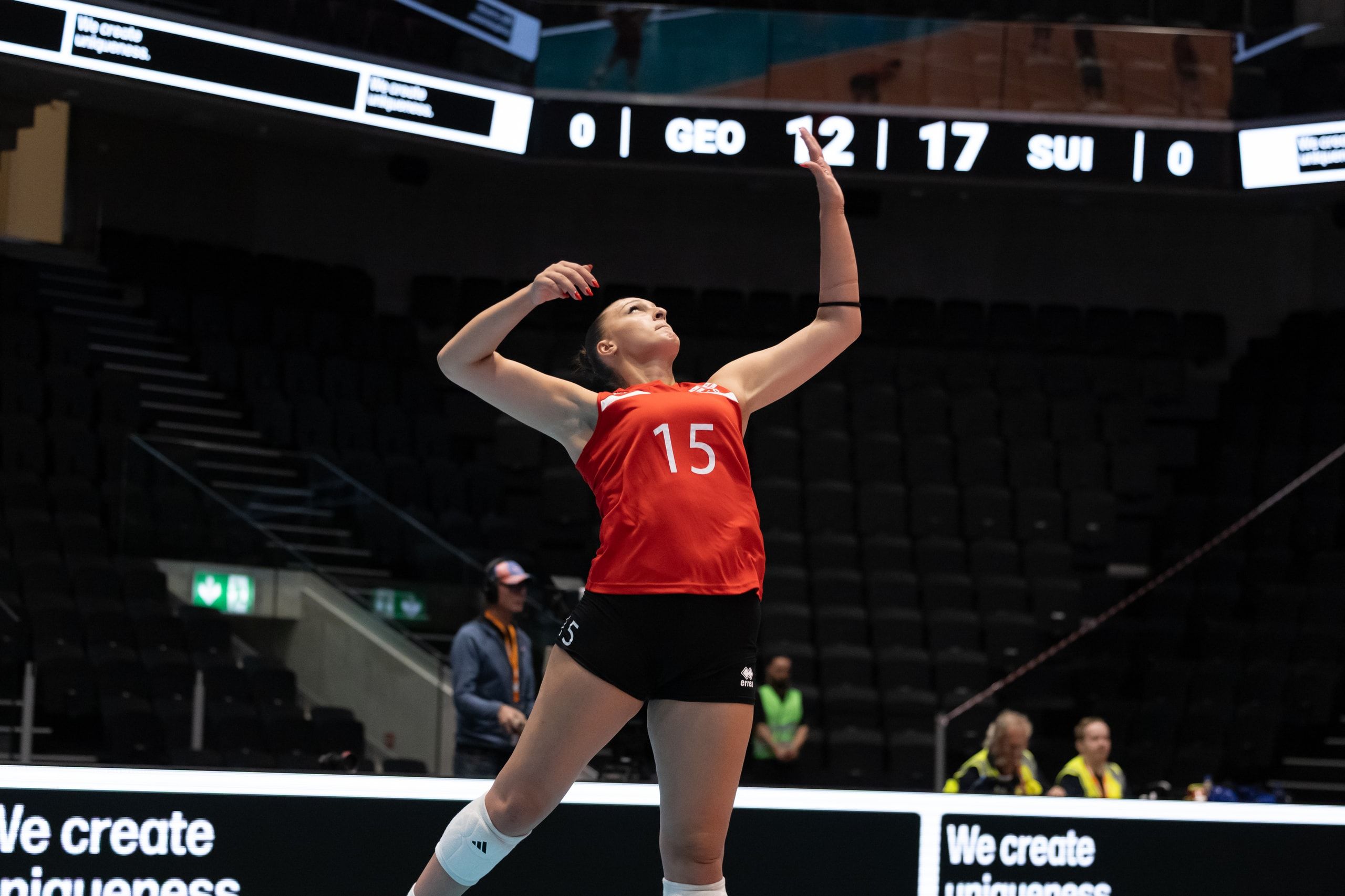 Mariam Mushkudiani von Georgien beim Aufschlag, beim Spiel der CEV Volleyball European League gegen die Schweiz in der Pilatus Arena in Kriens.