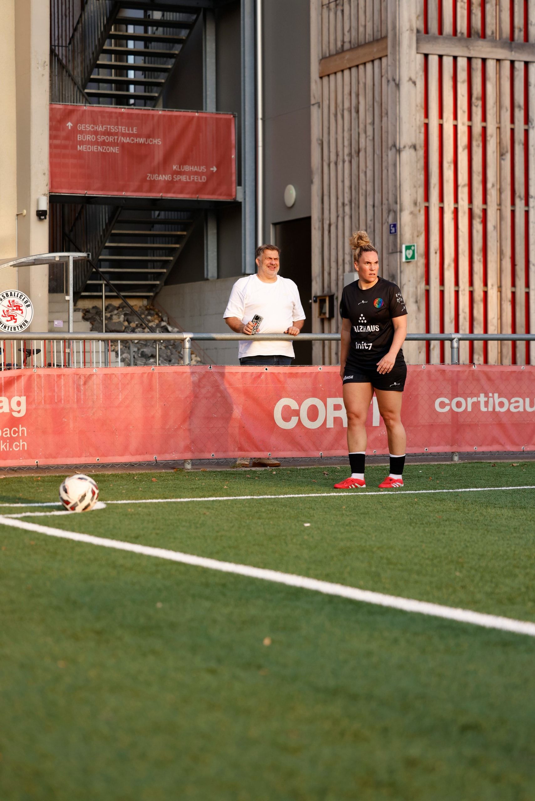 Raika Chakir vom FC Winterthur am Ball, beim Vorbereitungsspiel gegen FF Toggenburg im Stadion Schützenwiese.