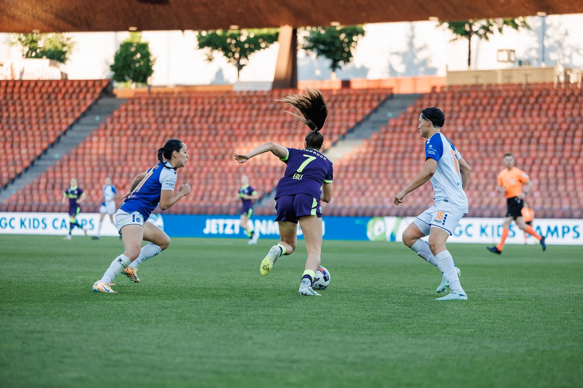 Janina Egli (FC Zürich) im Zweikampf mit Emanuela Pfister (Grasshopper Club Zürich) beim AWSL-Playoff-Viertelfinale.