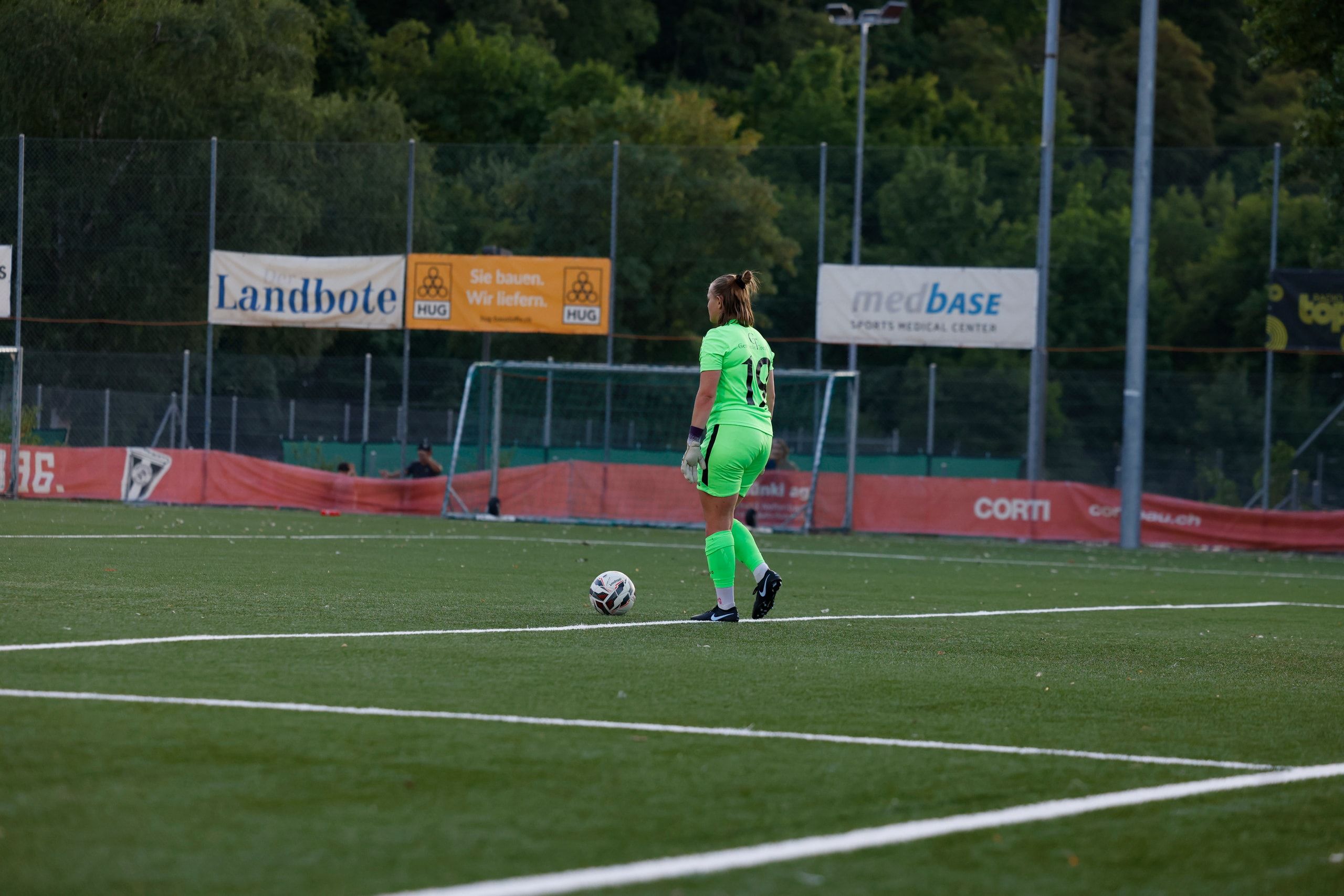 Torhüterin Michaela Clerc von FF Toggenburg klärt den Ball, beim Vorbereitungsspiel gegen den FC Winterthur im Stadion Schützenwiese.