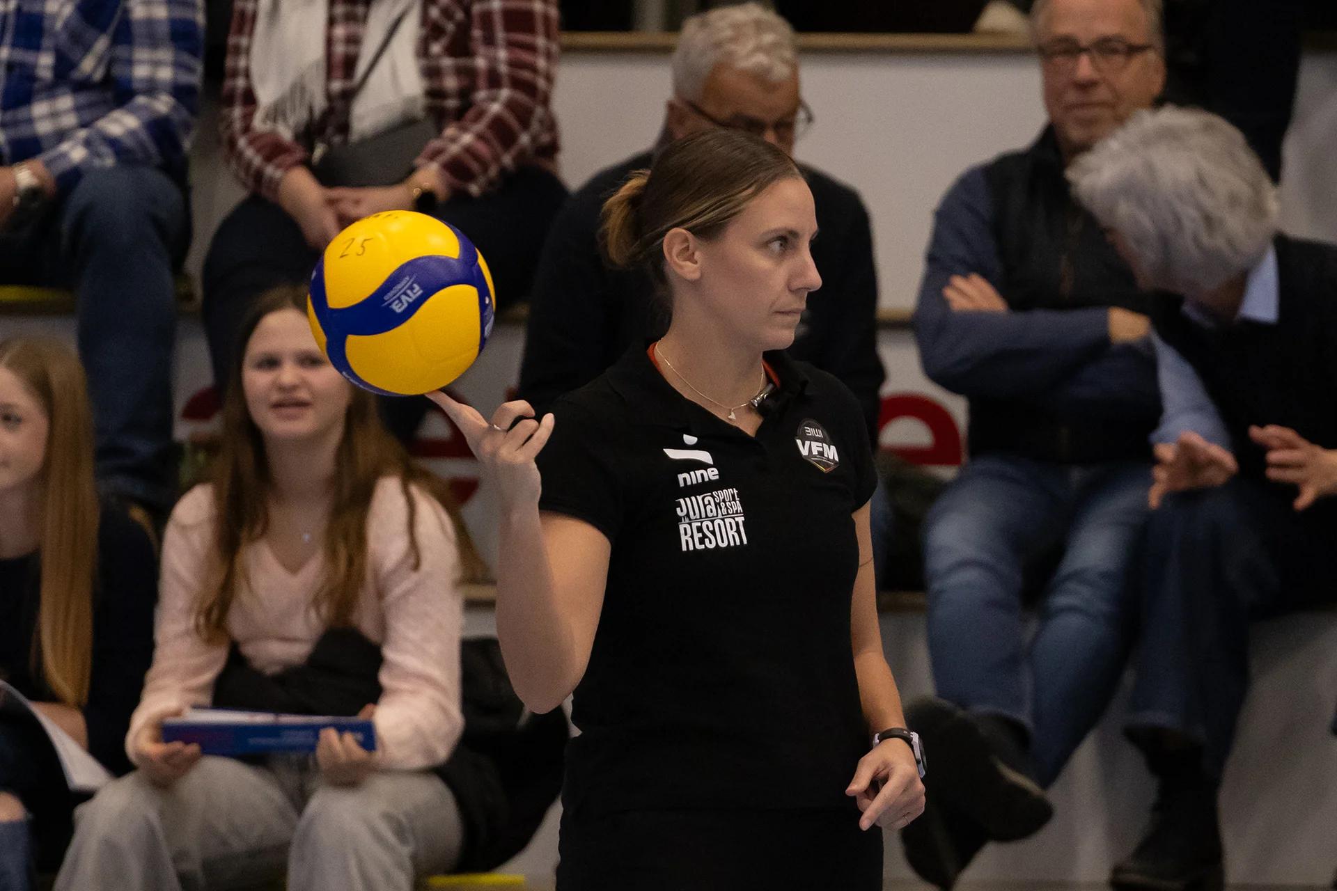 Melanie Cina (BIWI VfM) als Cheftrainerin, NLA-Playoff-Viertelfinale gegen VC Kanti Schaffhausen.