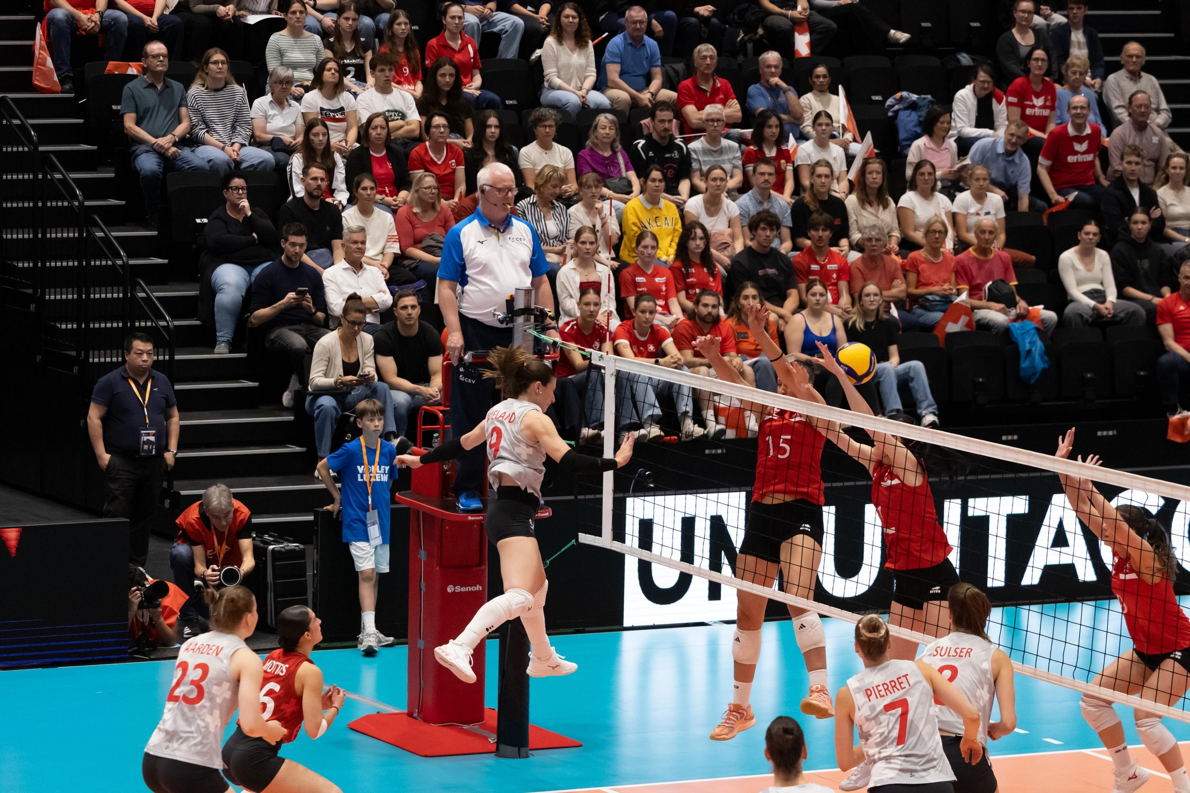 Sarina Wieland von der Schweiz im Angriff, beim Spiel der CEV Volleyball European League gegen Georgien in der Pilatus Arena in Kriens.