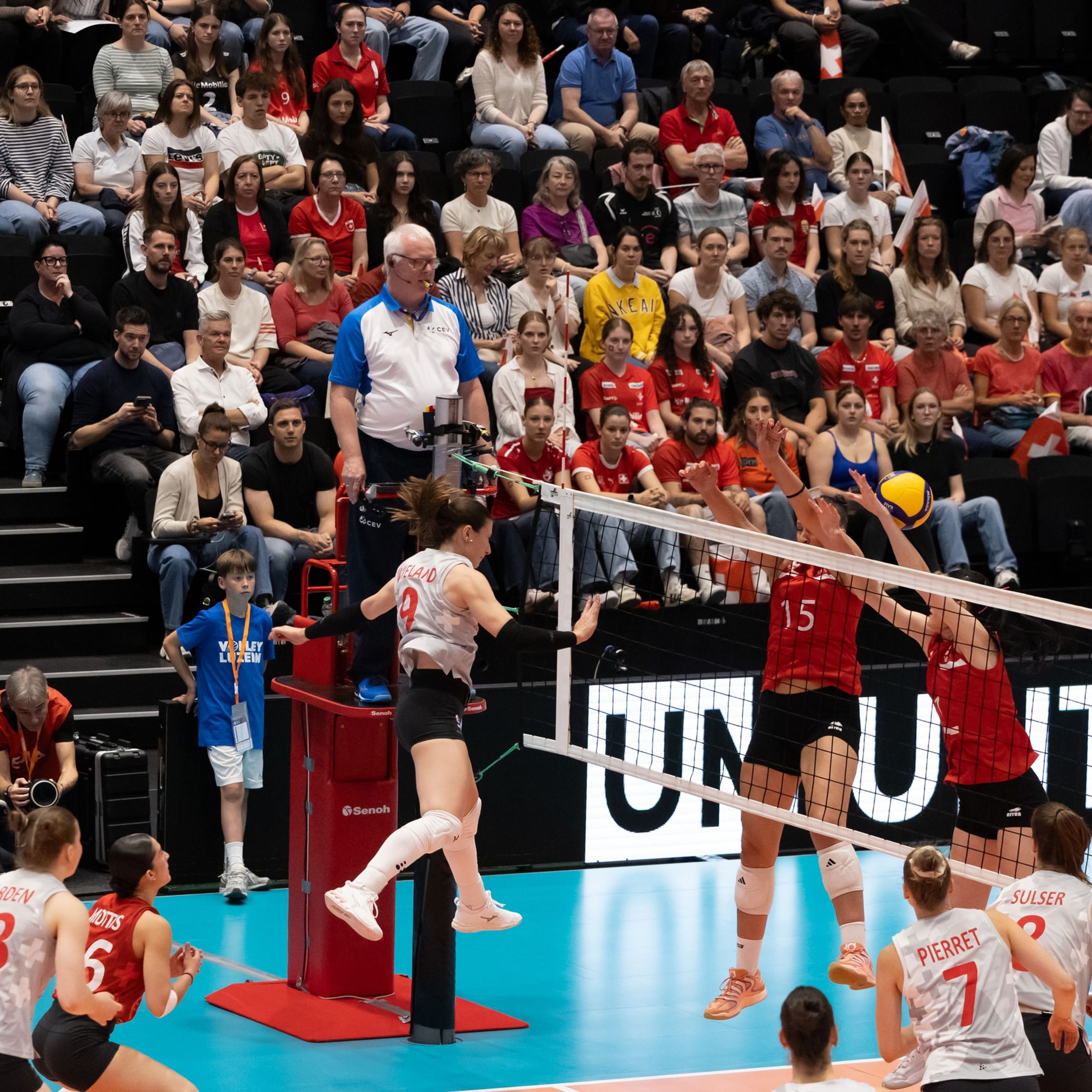 Sarina Wieland von der Schweiz im Angriff, beim Spiel der CEV Volleyball European League gegen Georgien in der Pilatus Arena in Kriens.