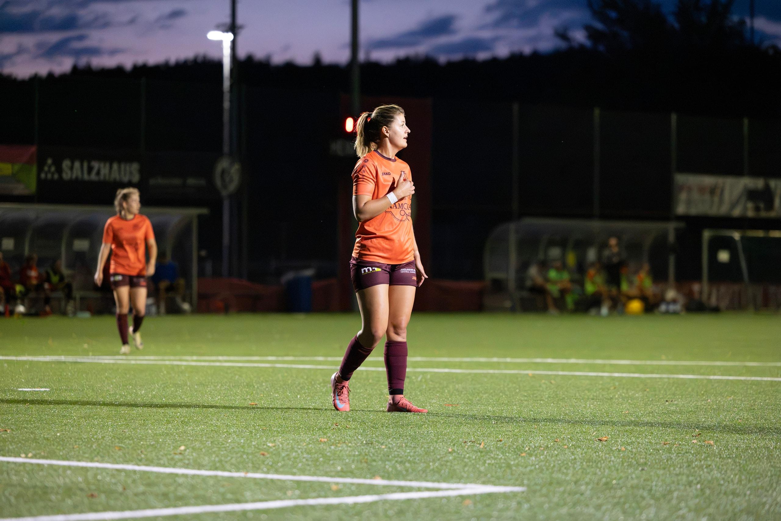 Diana Brändle von FF Toggenburg treibt den Ball nach vorne, beim Vorbereitungsspiel gegen den FC Winterthur im Stadion Schützenwiese.