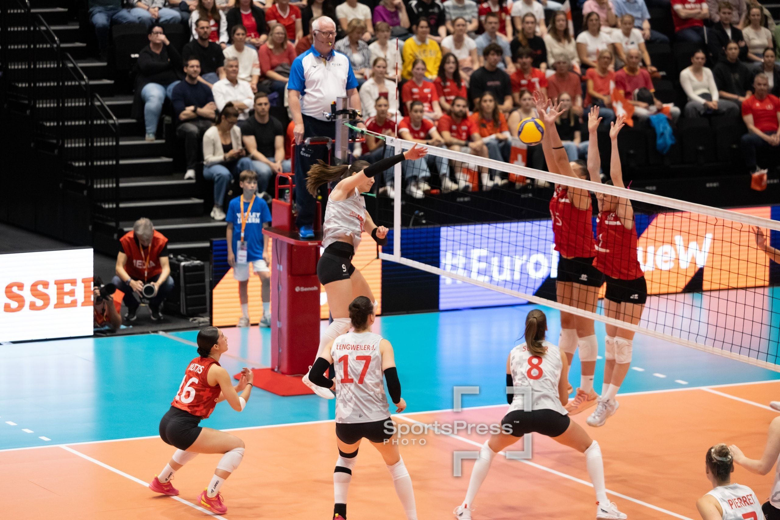 Sarina Wieland von der Schweiz im Angriff, beim Spiel der CEV Volleyball European League gegen Georgien in der Pilatus Arena in Kriens.
